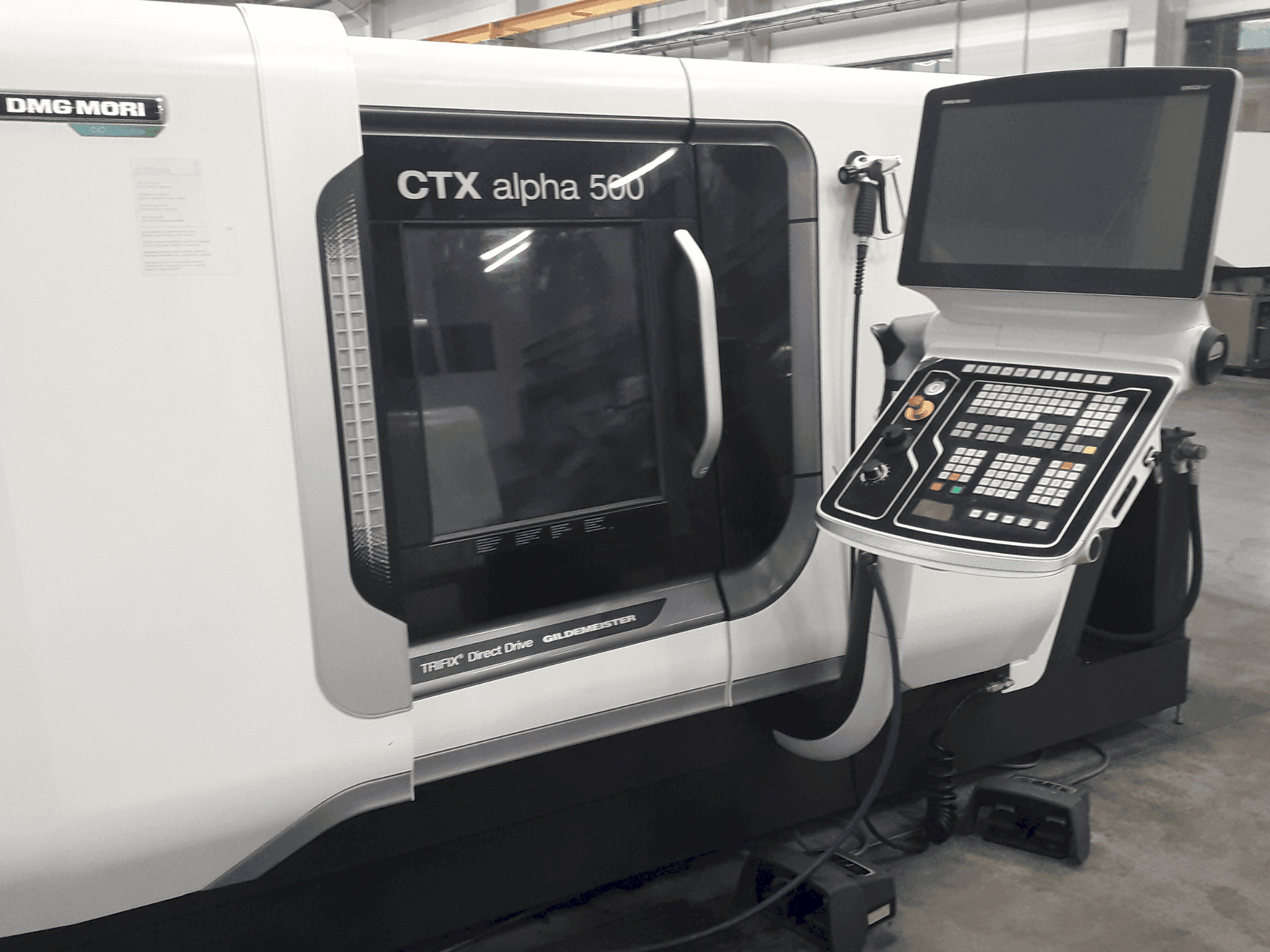 Vista Frontal  da DMG MORI CTX Alpha 500 V6  máquina