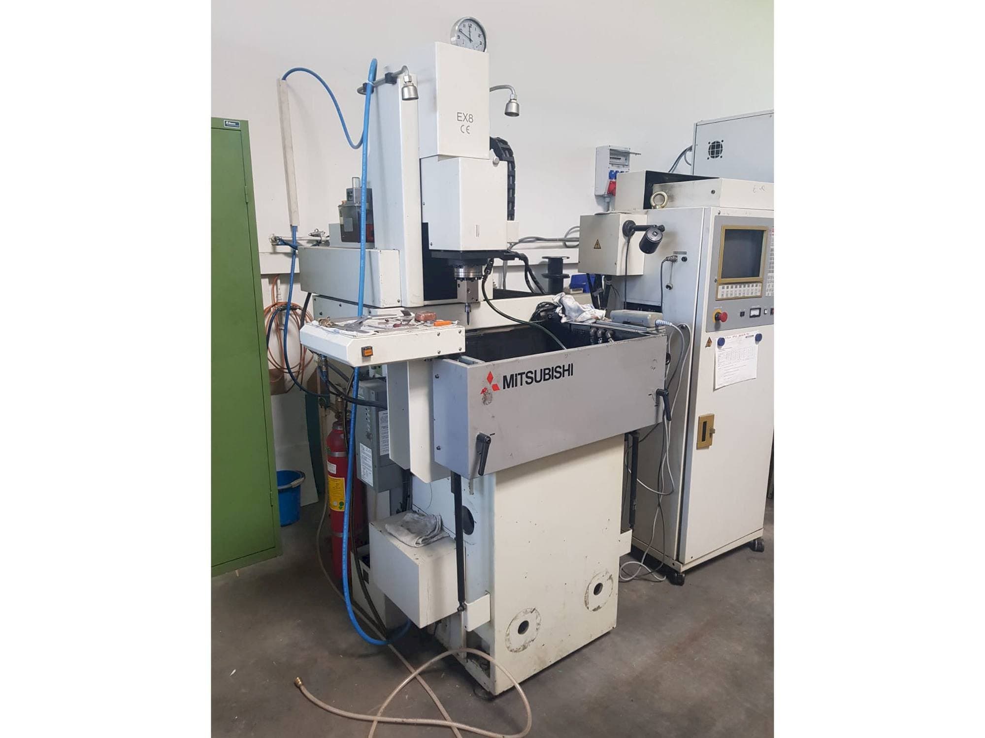 Vista Frontal da Mitsubishi EX 8 máquina