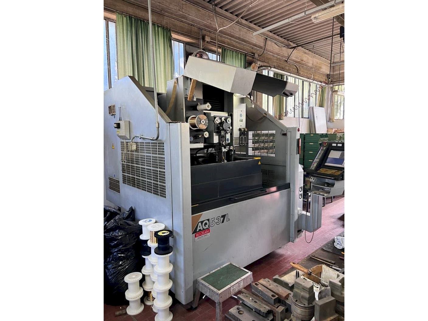 Vista Frontal da Sodick AQ537L máquina