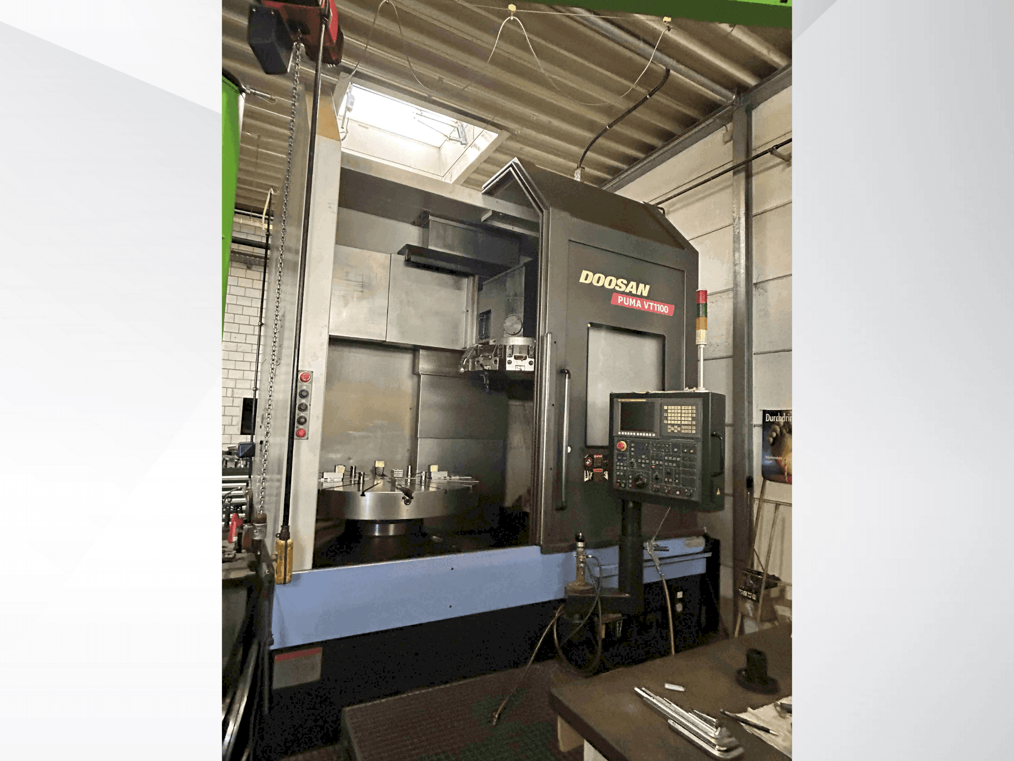 Vista Frontal  da DOOSAN Puma VT1100  máquina