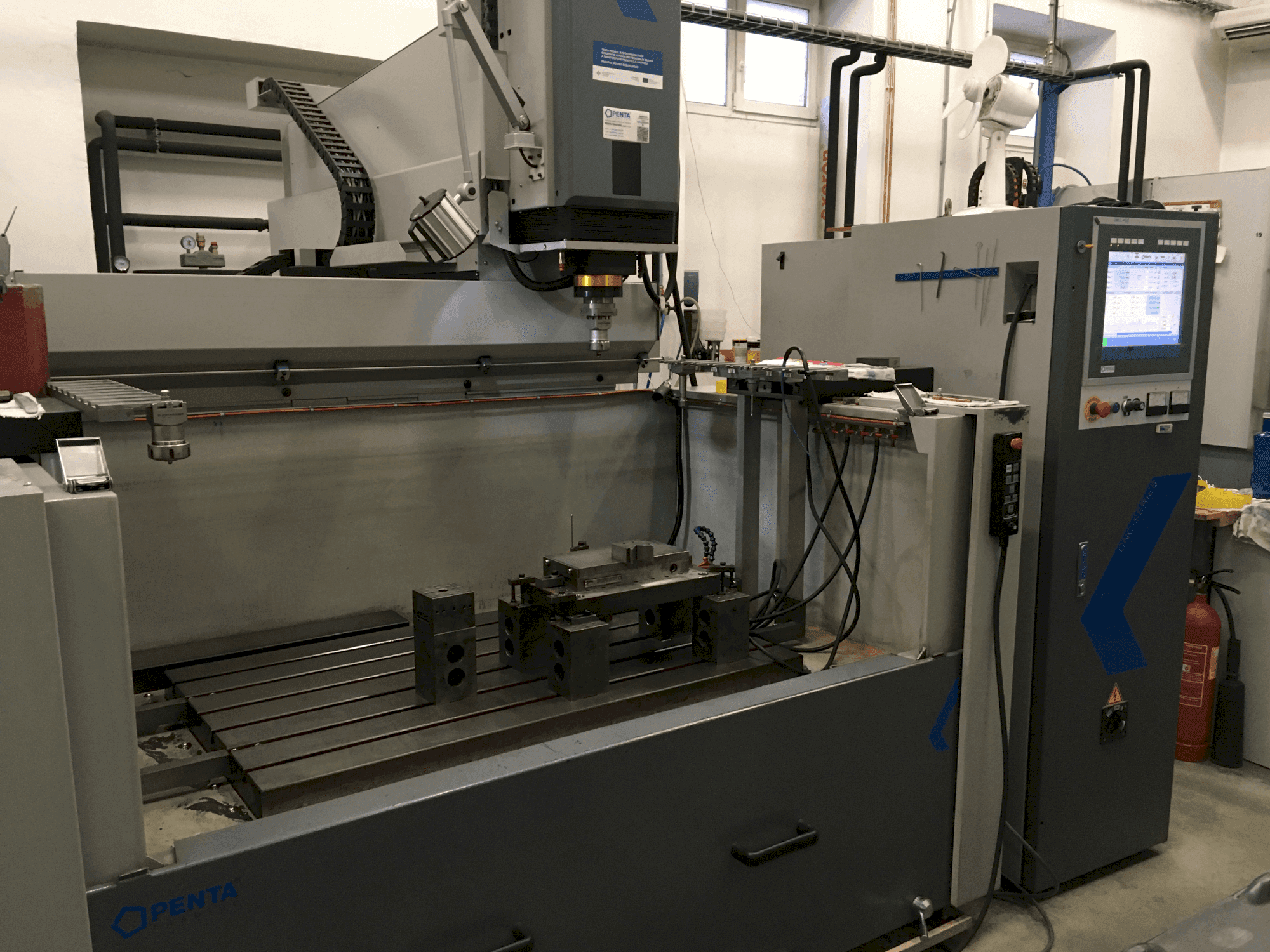 Vista Frontal  da PENTA 1060 CNC  máquina
