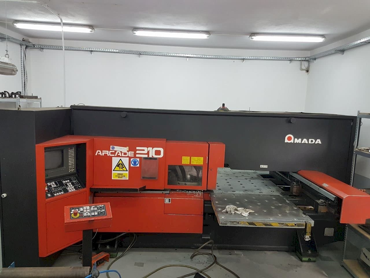 Vista Frontal da AMADA ARCADE 210 máquina