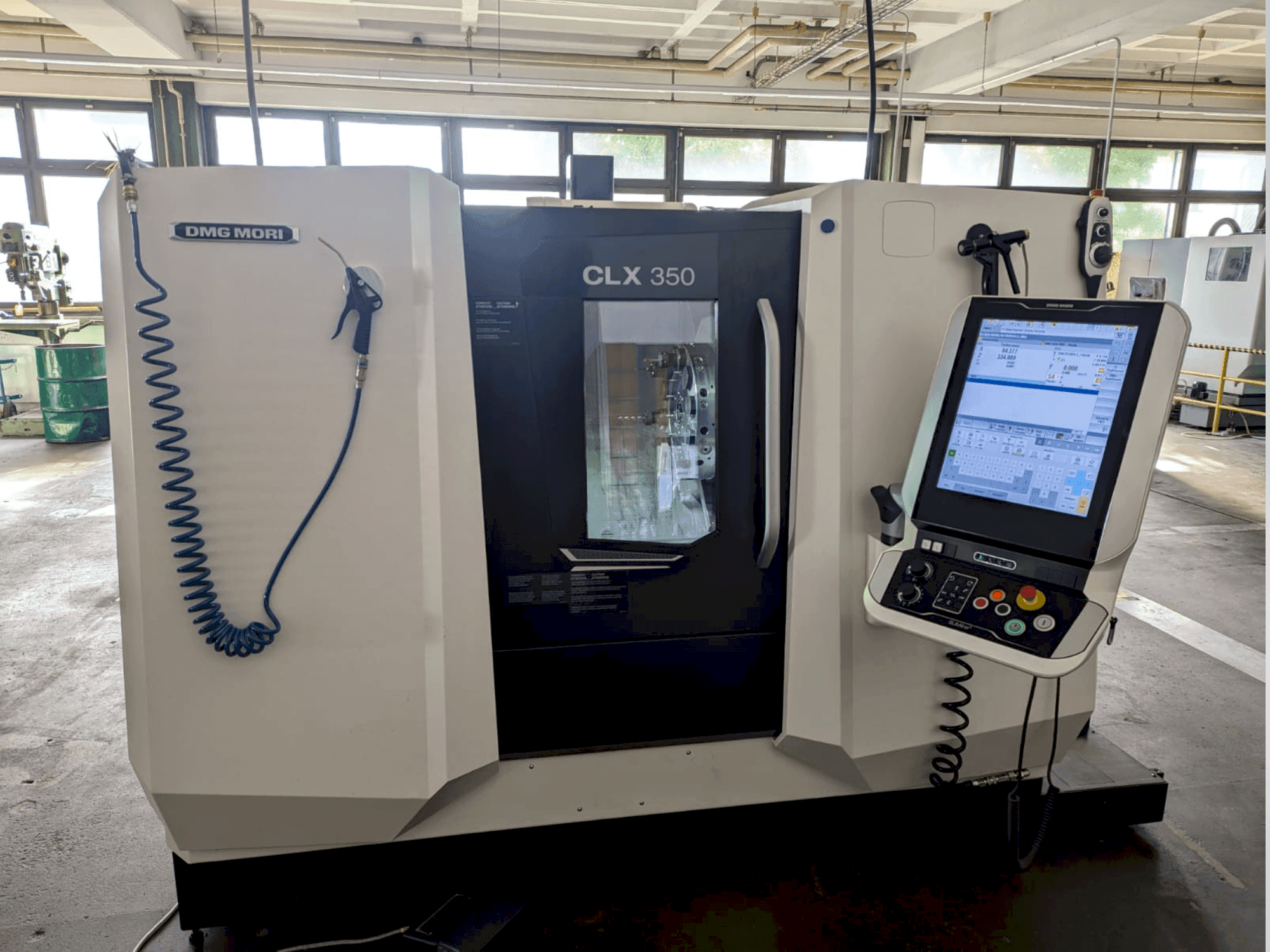 Vista Frontal da DMG MORI CLX 350 máquina