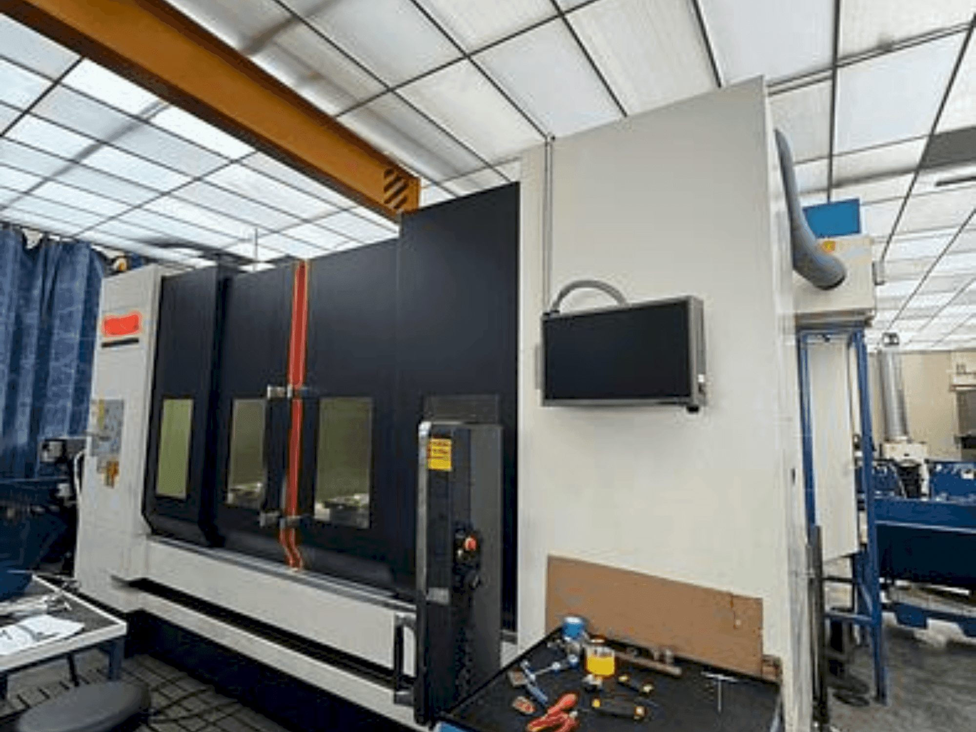 Vista Frontal da Mazak VTC 800/30 SR máquina