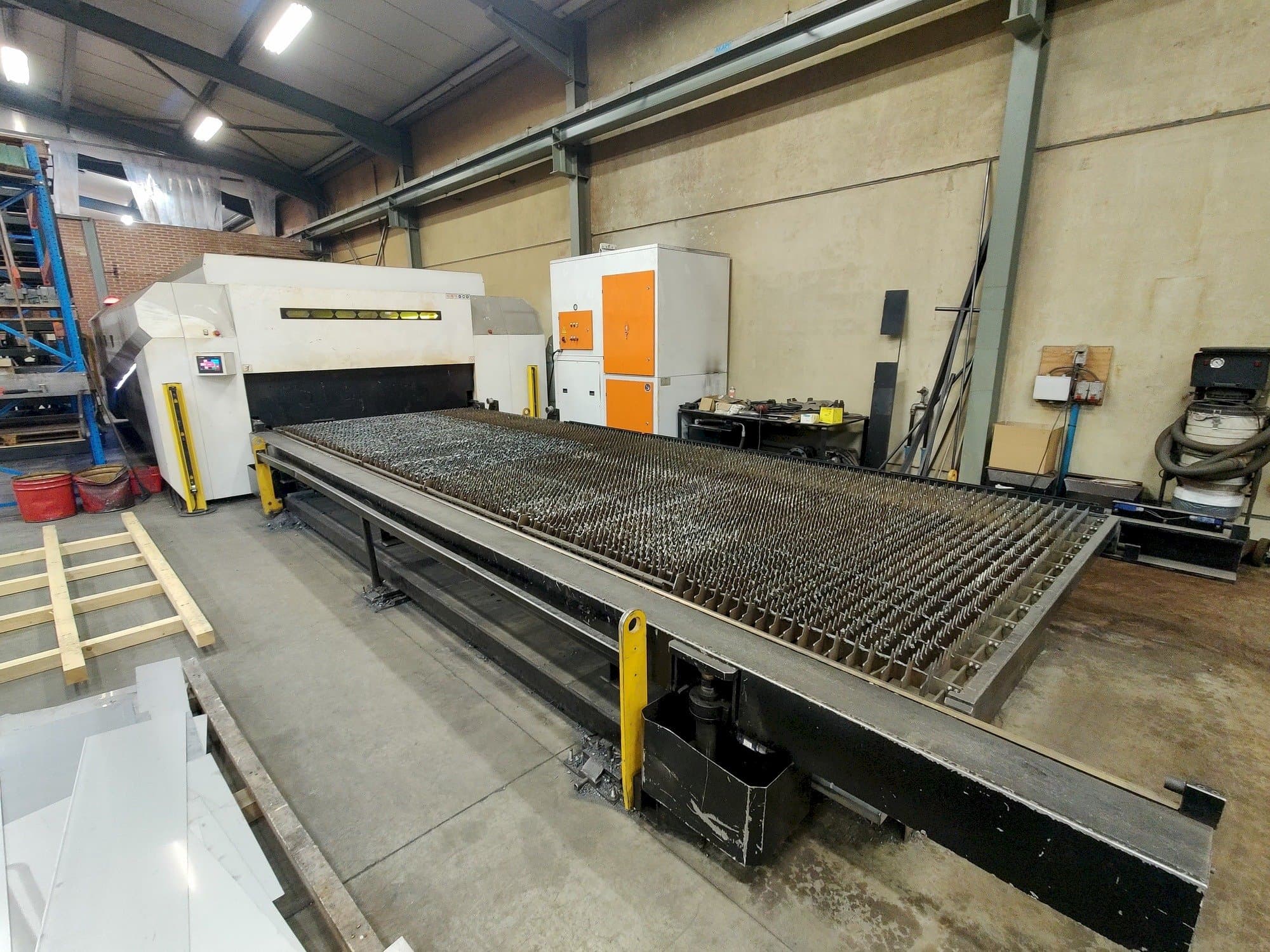 Vista Frontal da ERMAKSAN Fibermak Momentum Gen2 máquina