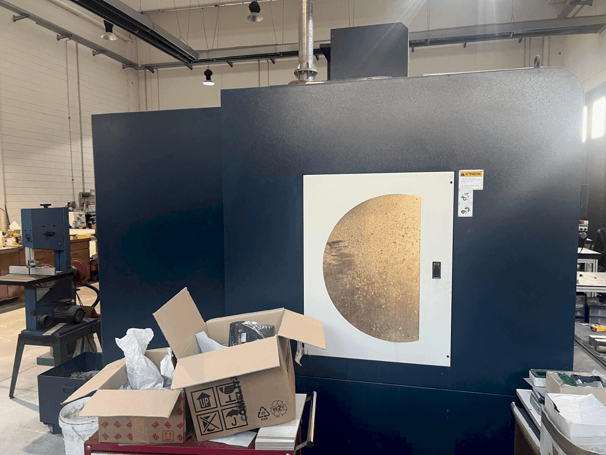 Vista Frontal  da Johnford Dart VMC 1000A HI TECH  máquina