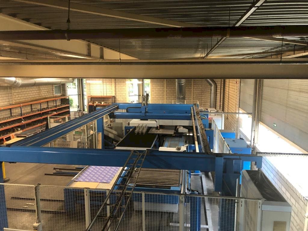 Vista Frontal da Finn-Power LB 6 UVH máquina