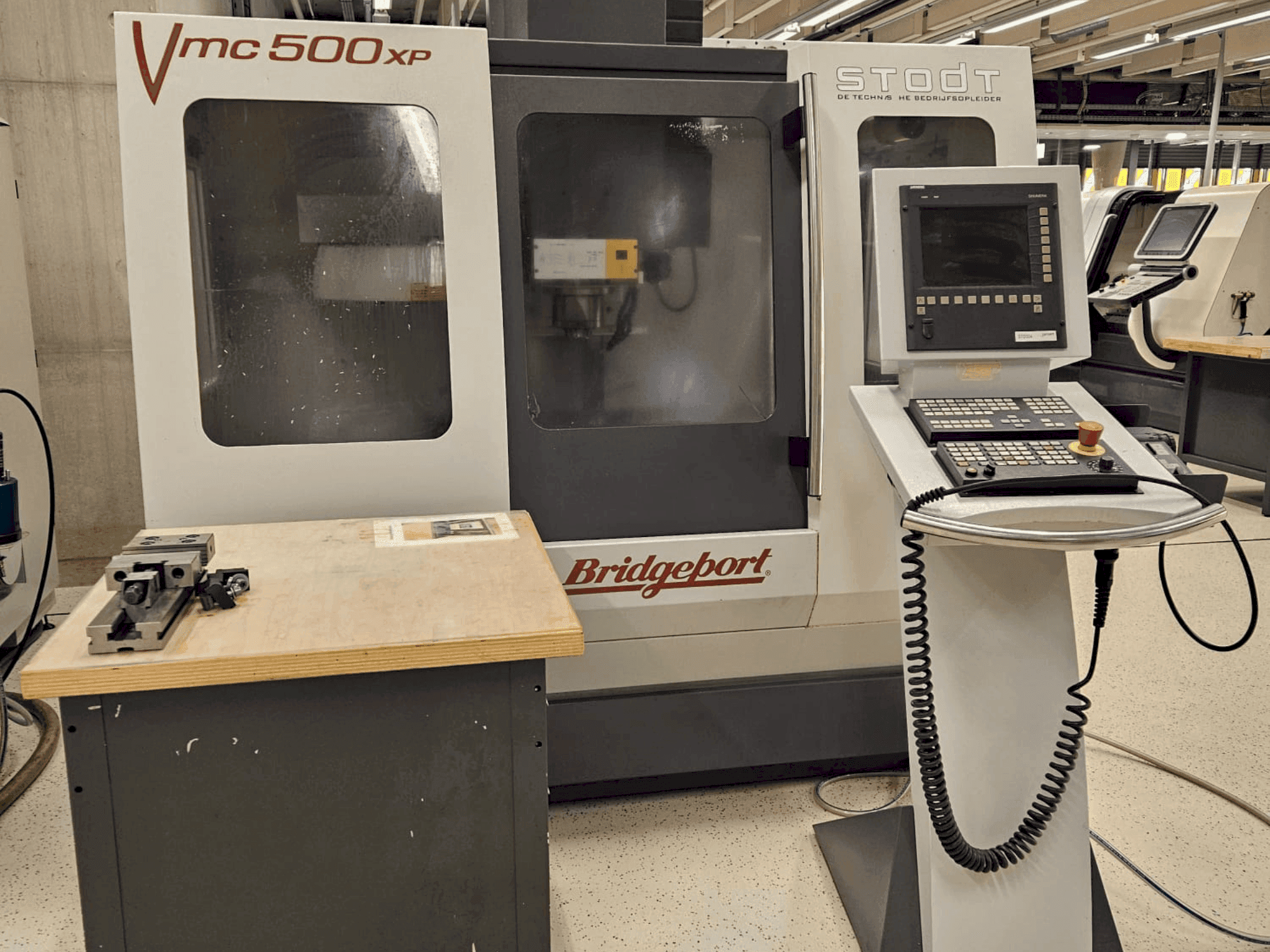 Vista Frontal da Bridgeport VMC 500XP máquina