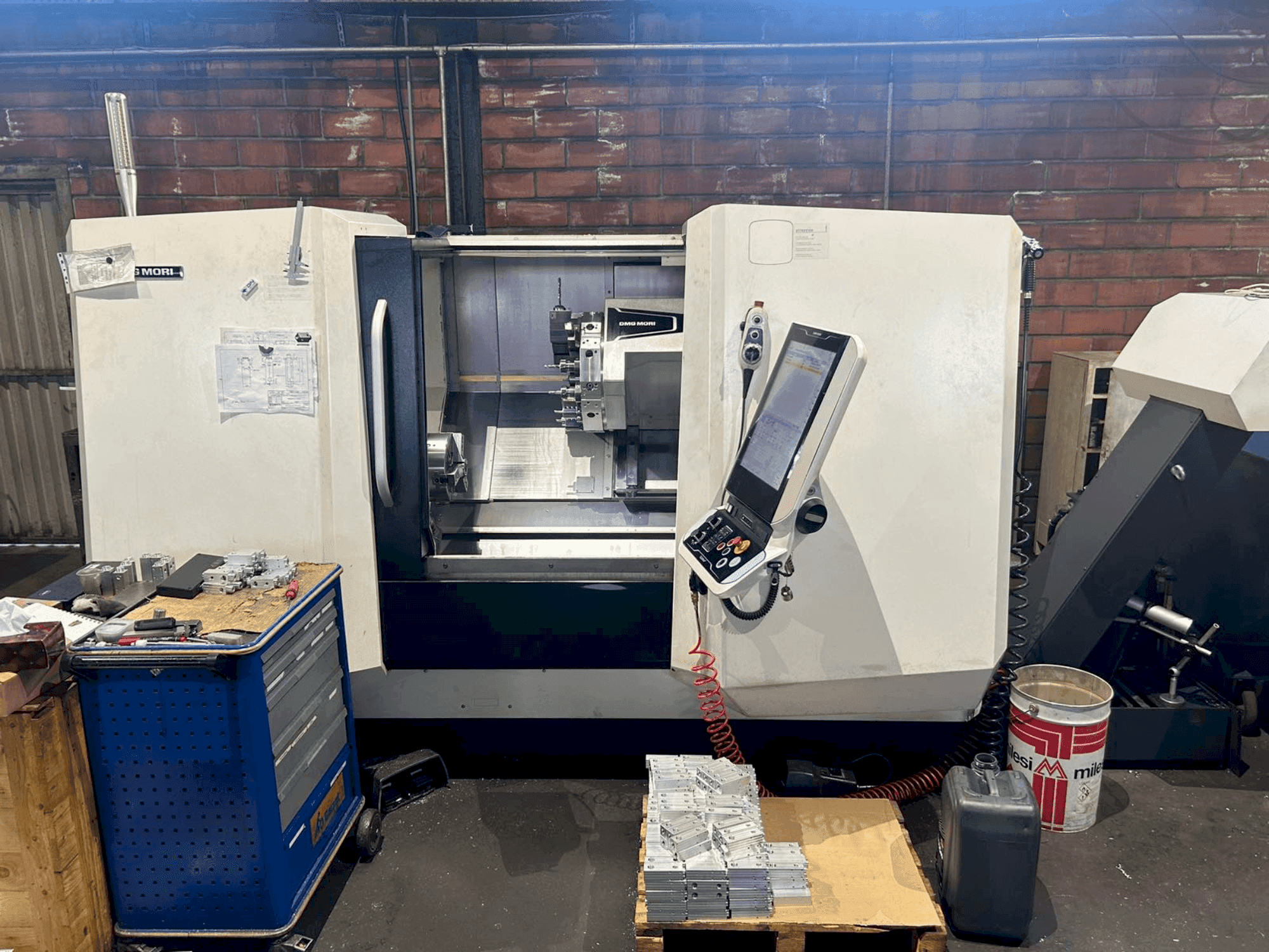 Vista Lateral Direita da DMG MORI CLX 450 V4 máquina