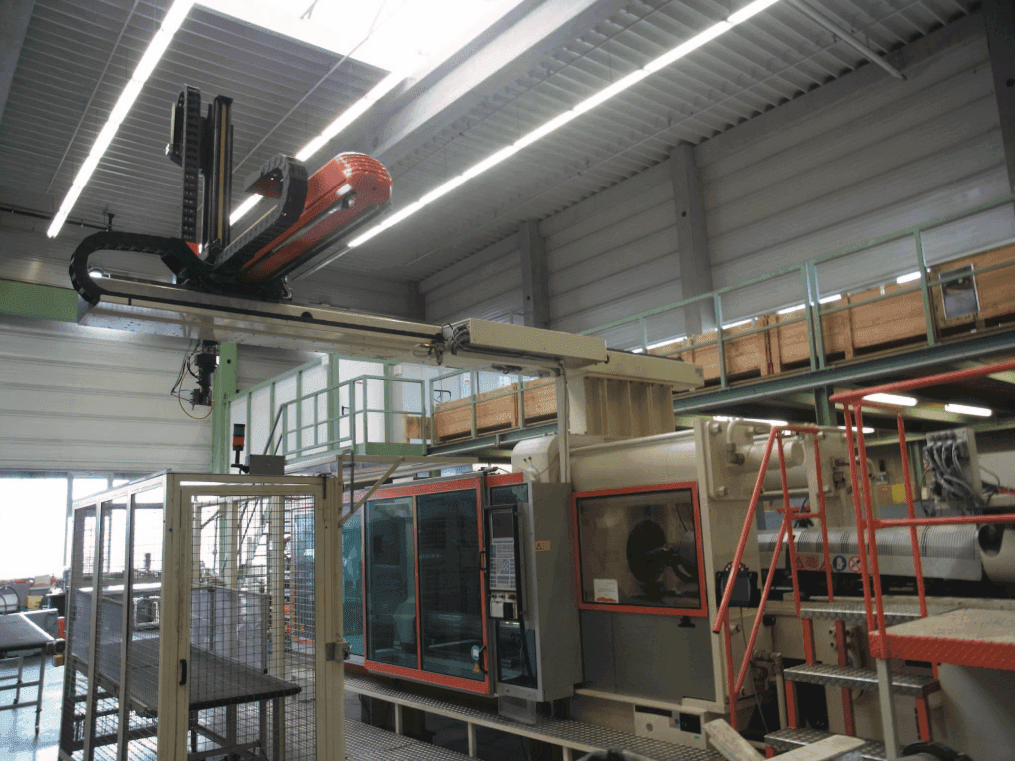 Vista Frontal da Krauss Maffei 650-6100 CM máquina