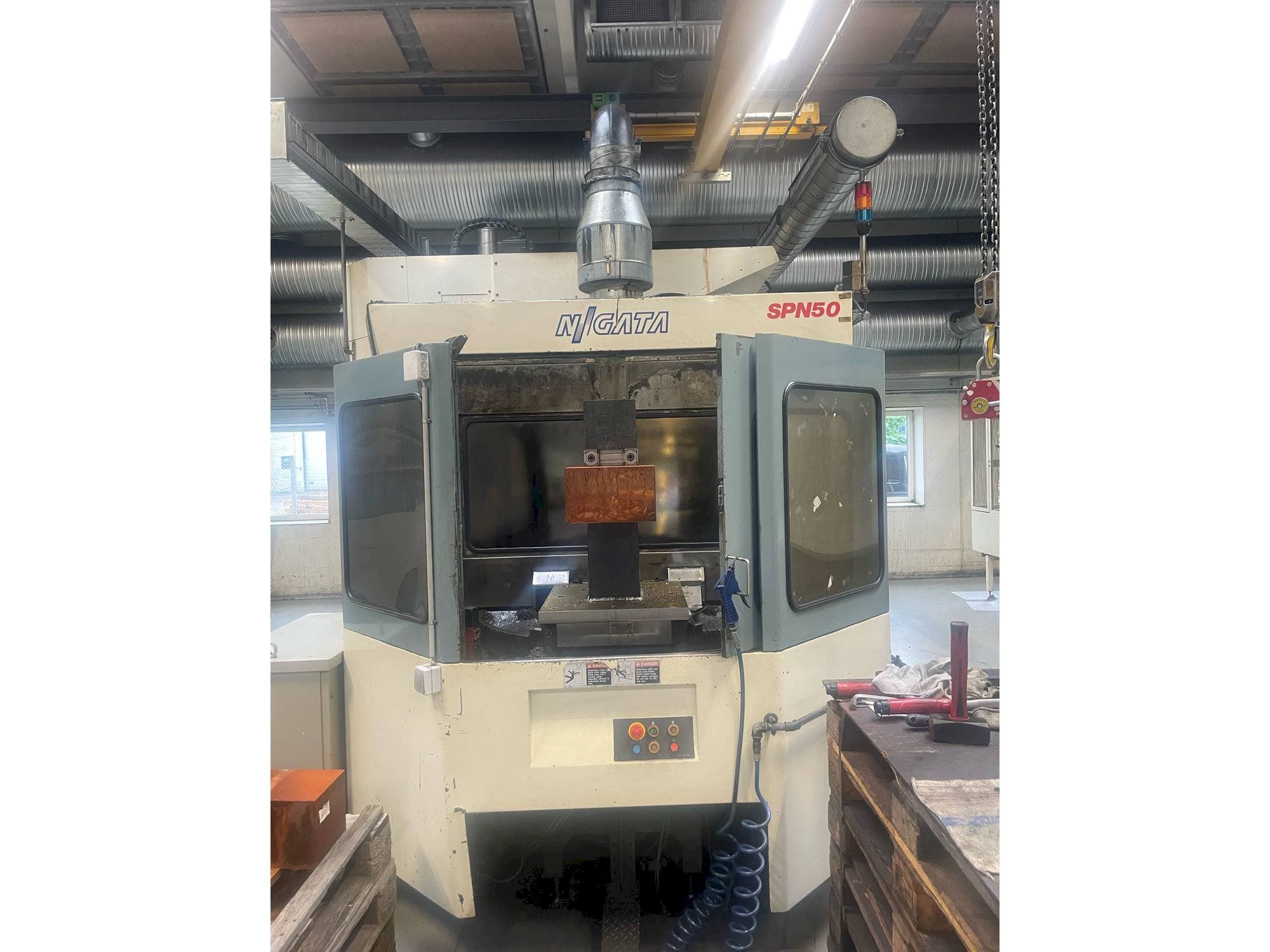 Vista Frontal da Niigata SPN 50 máquina