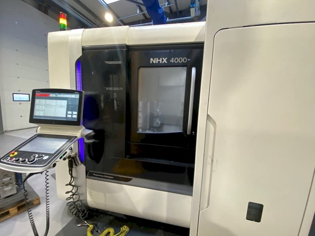 Vista Frontal  da DMG MORI NHX 4000  máquina