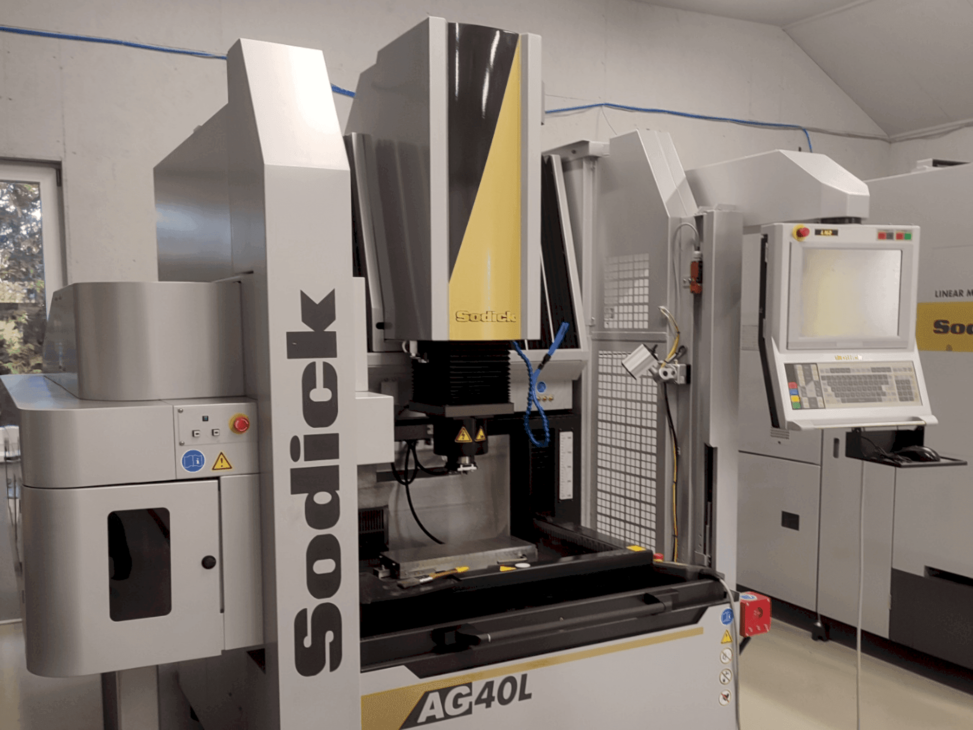 Vista Frontal da Sodick AG40L máquina