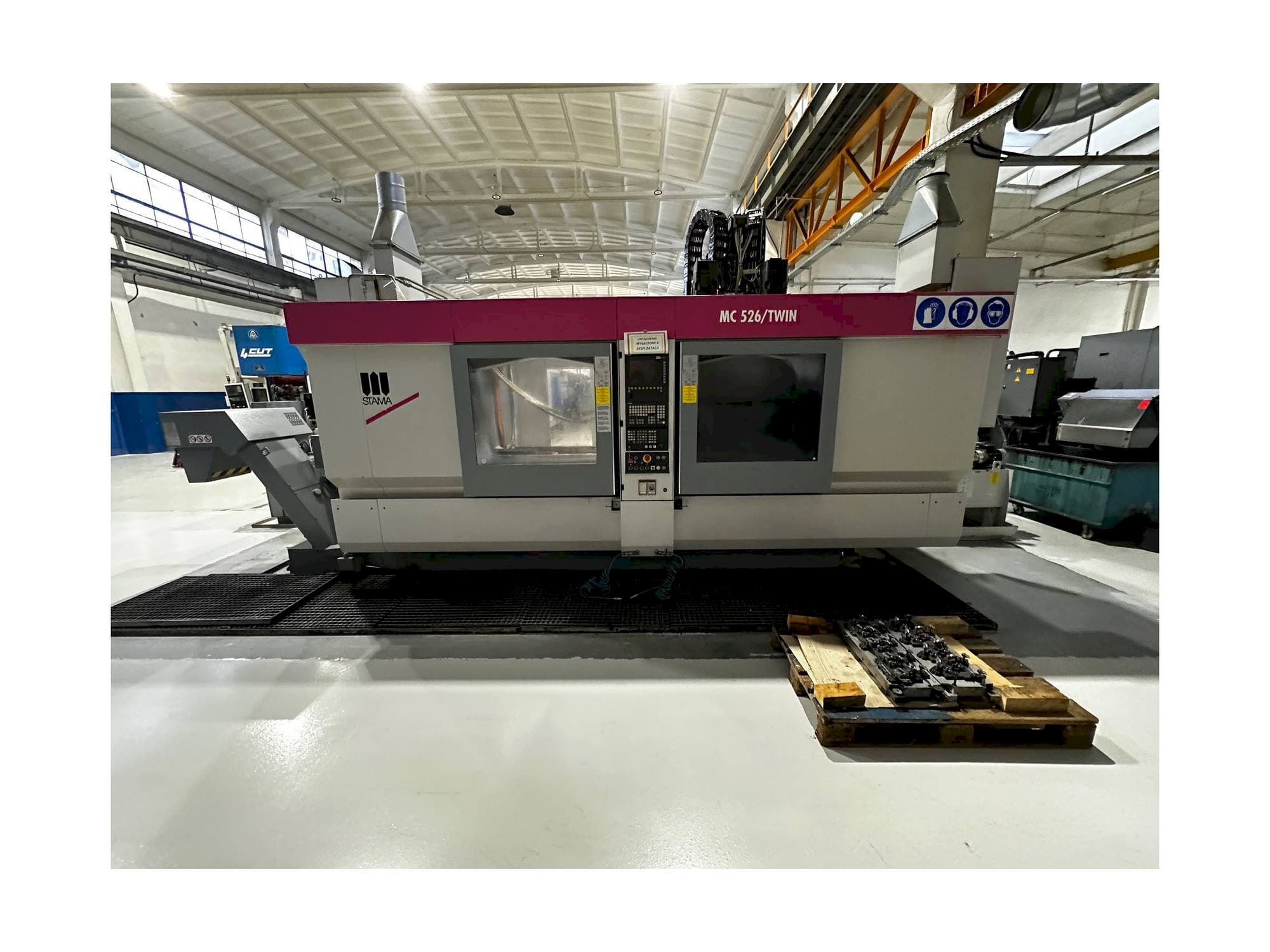 Vista Frontal  da STAMA MC 526 / TWIN  máquina