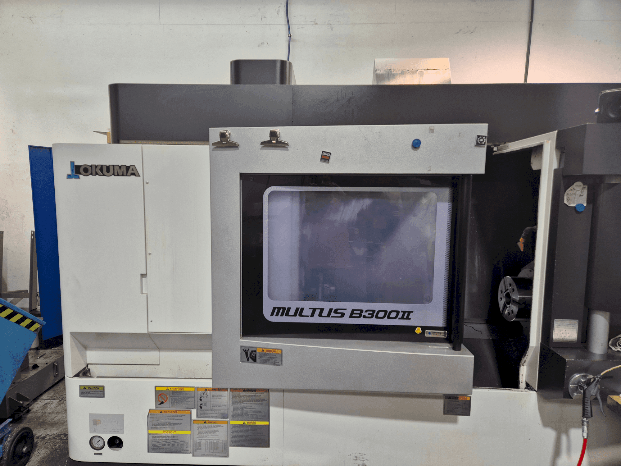 Vista Frontal  da Okuma Multus B300 II  máquina
