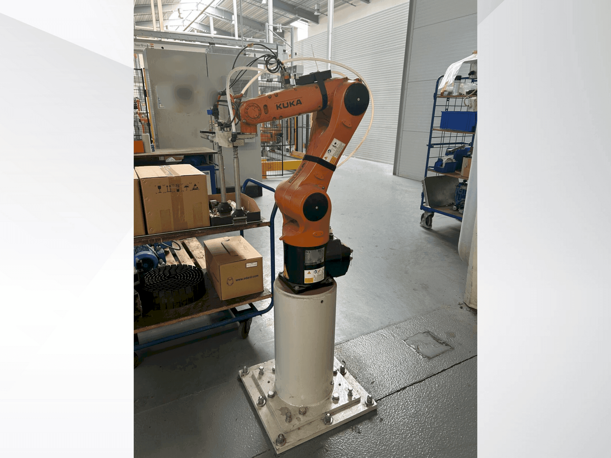 Vista Frontal da KUKA KR 6 R900 fivve máquina
