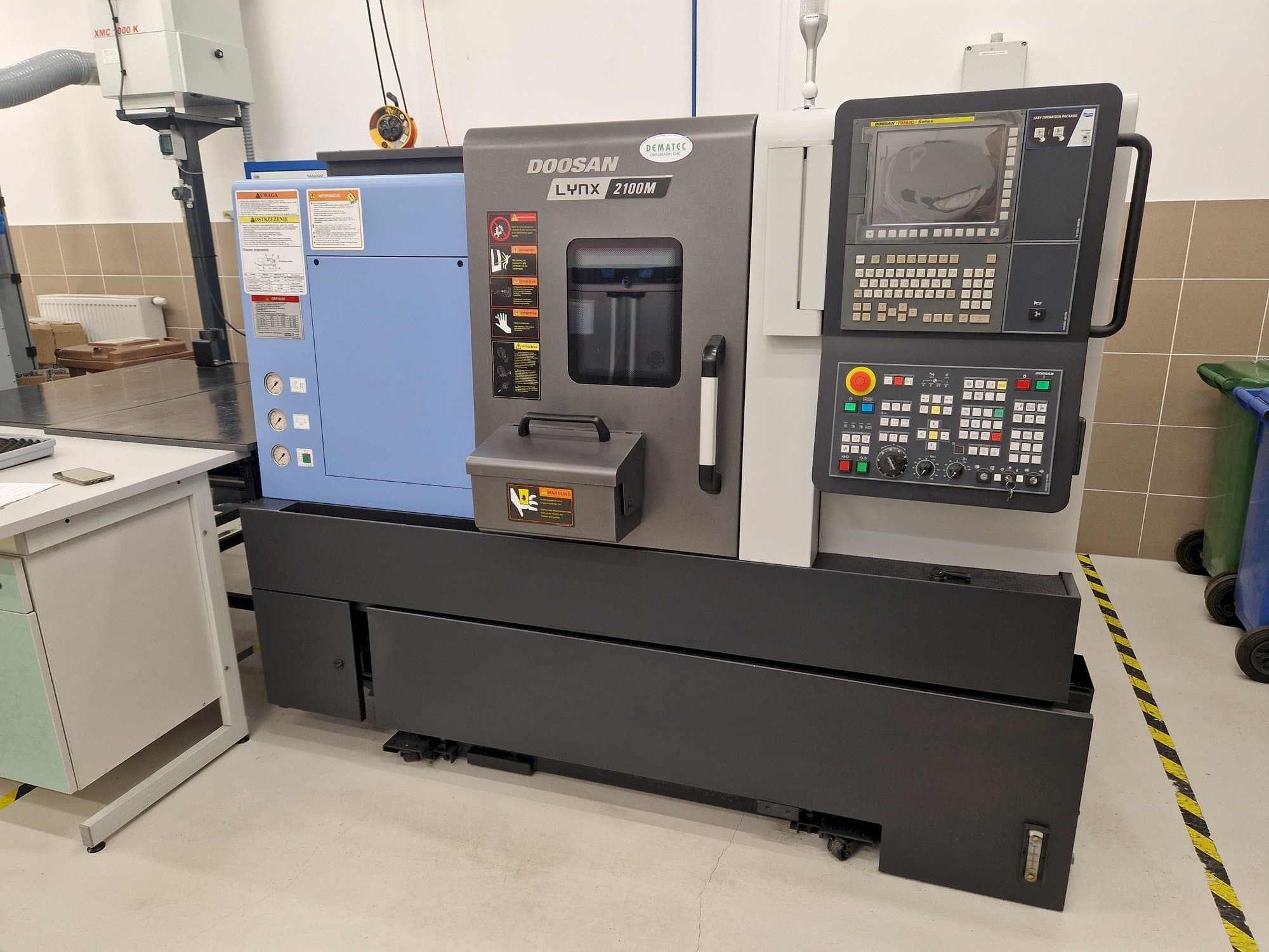 Vista Frontal  da Doosan Lynx 2100ME  máquina