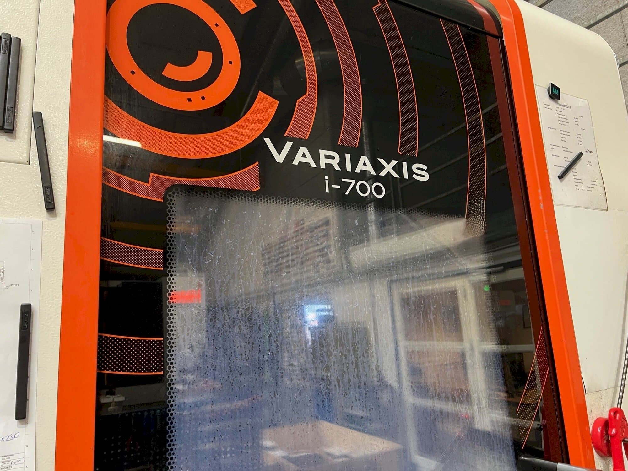 Vista Frontal da Mazak Variaxis i-700 máquina