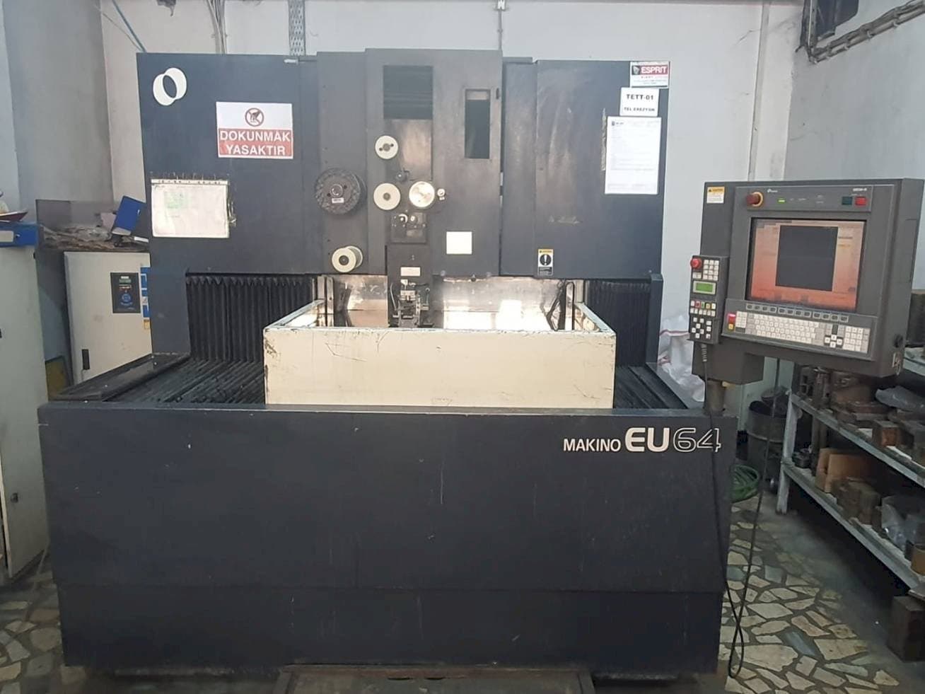 Vista Frontal da Makino EU64 máquina