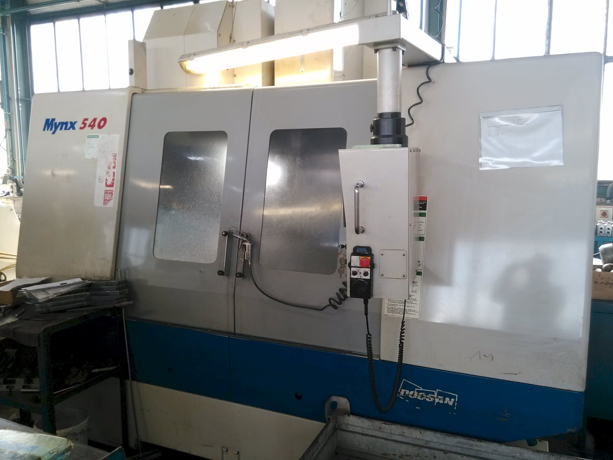 Vista Frontal da Doosan Mynx 540 máquina