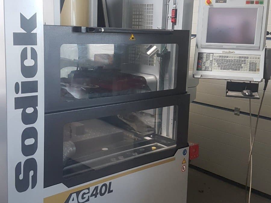 Vista Frontal da Sodick AG40L máquina