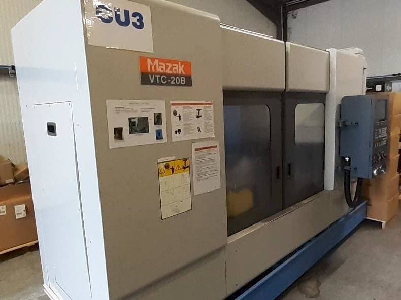 Vista Frontal da Mazak VTC 20B máquina