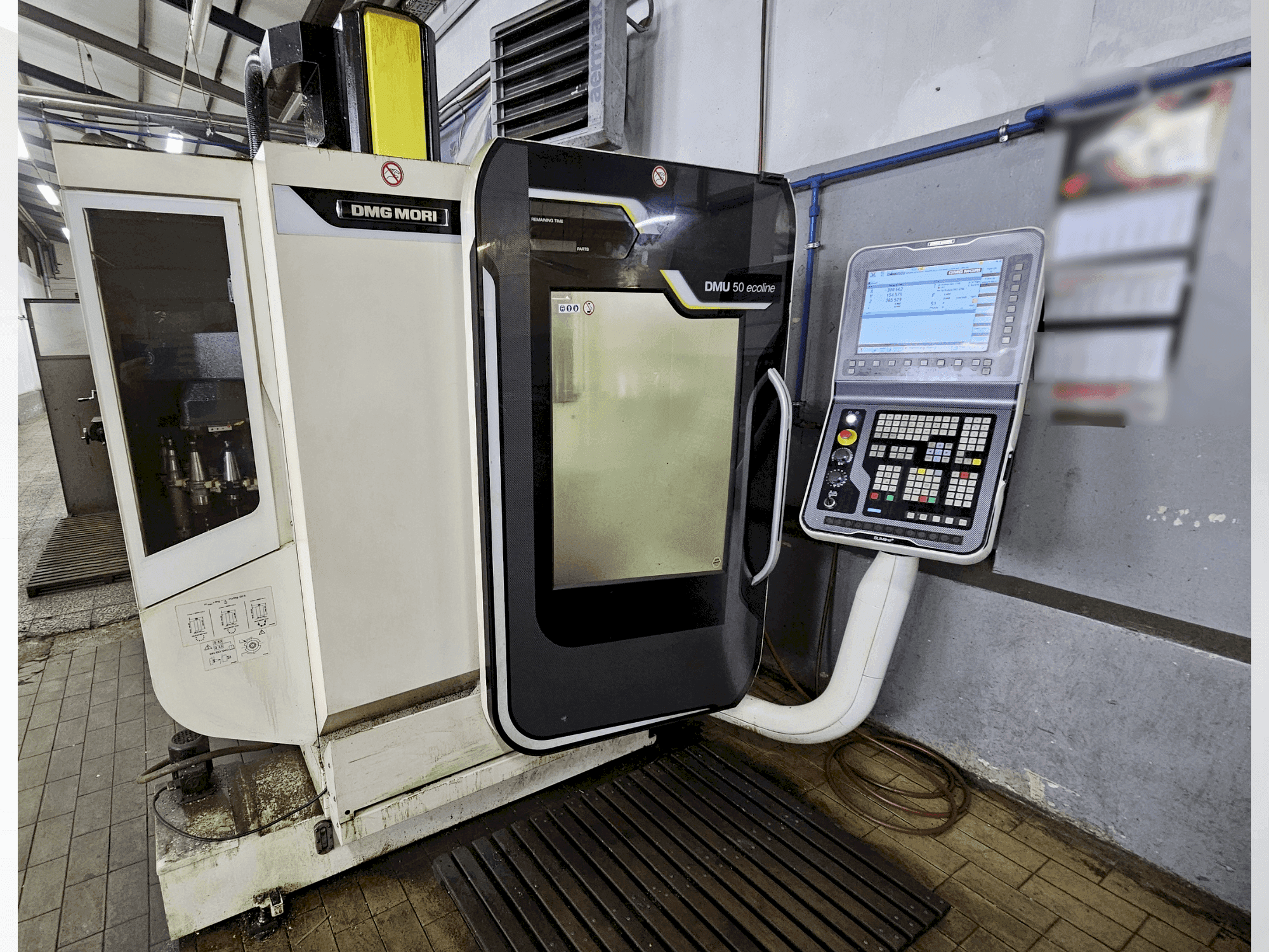 Vista Frontal da DMG MORI DMU 50 ecoline máquina