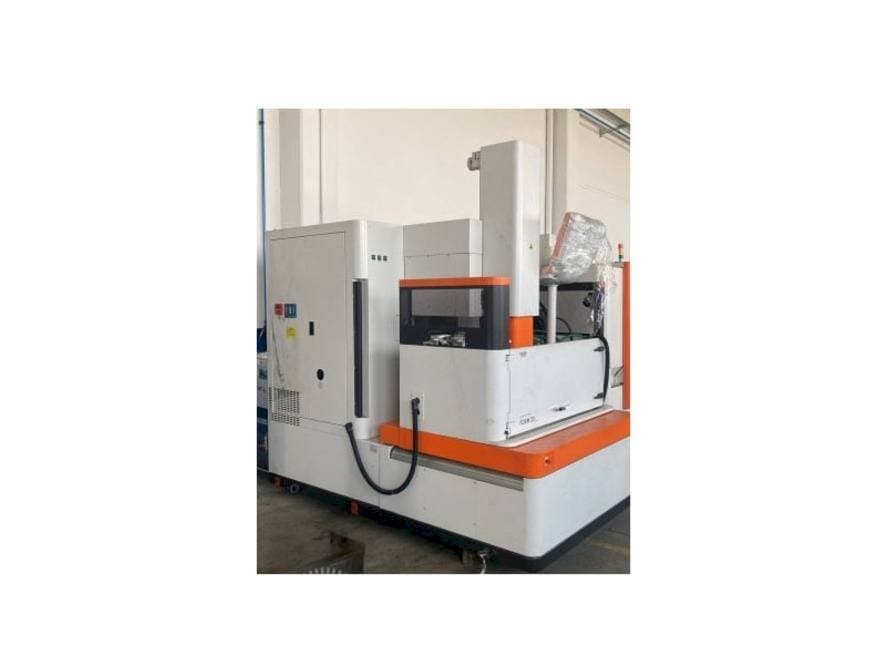 Vista Frontal da AgieCharmilles FORM 30 máquina