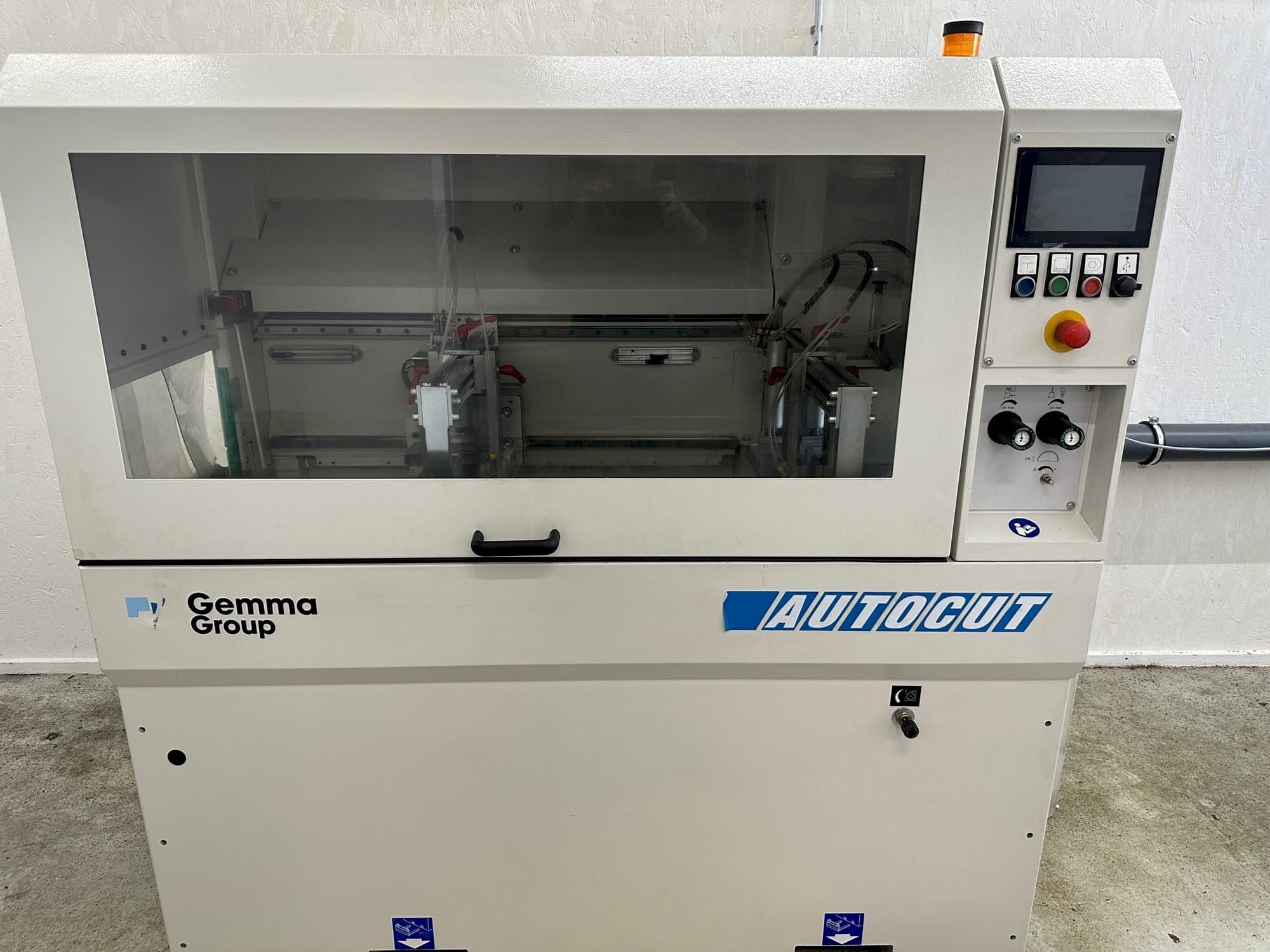 Vista Frontal  da Autocut 550  máquina