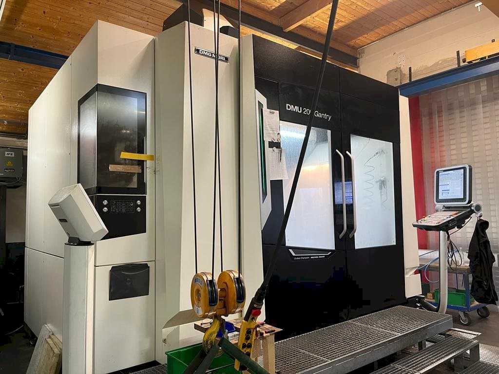 Vista Frontal  da DMG MORI DMU 200 Gantry  máquina