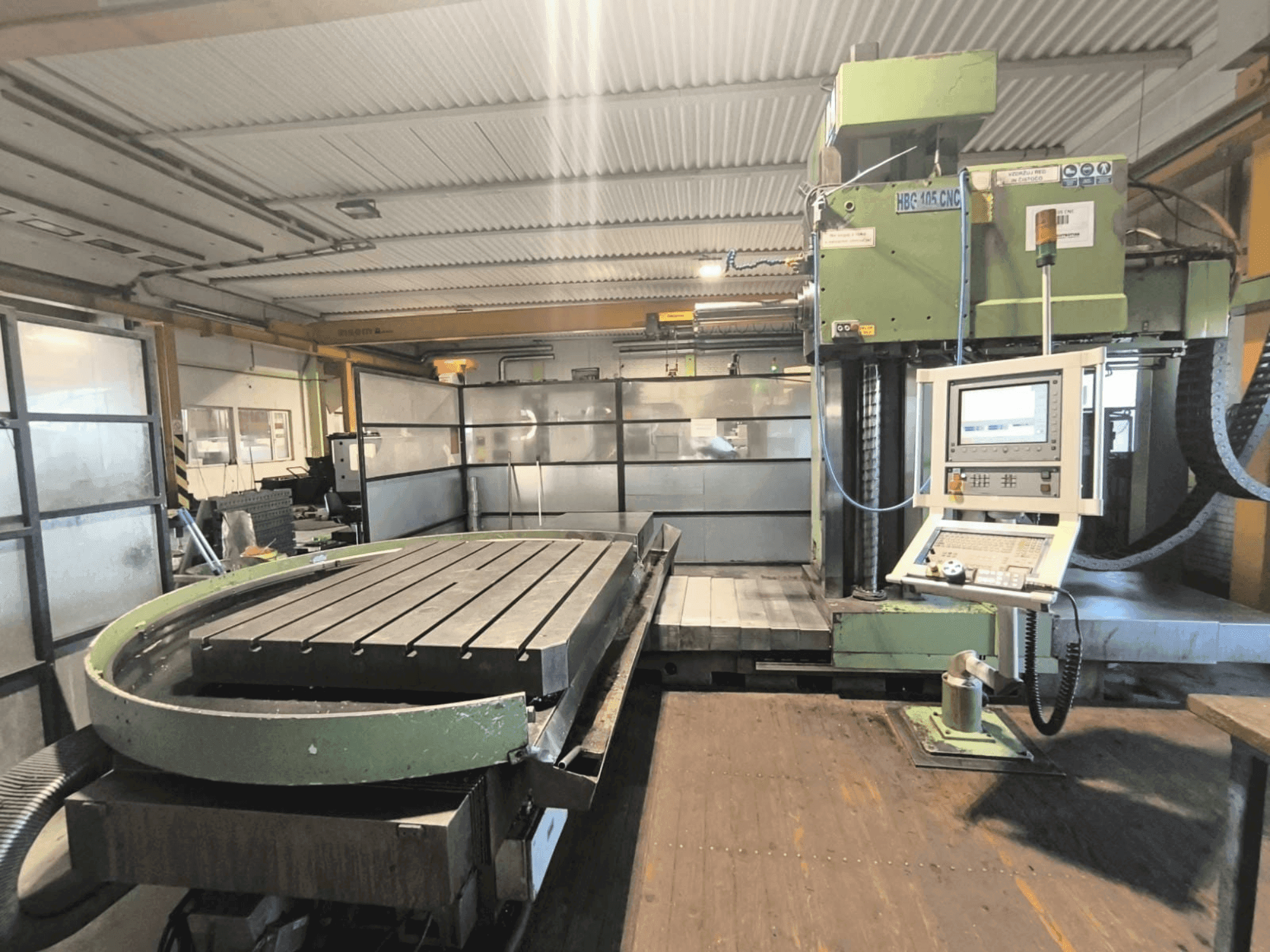 Vista Frontal da MONTAVAR HBG 105 CNC máquina