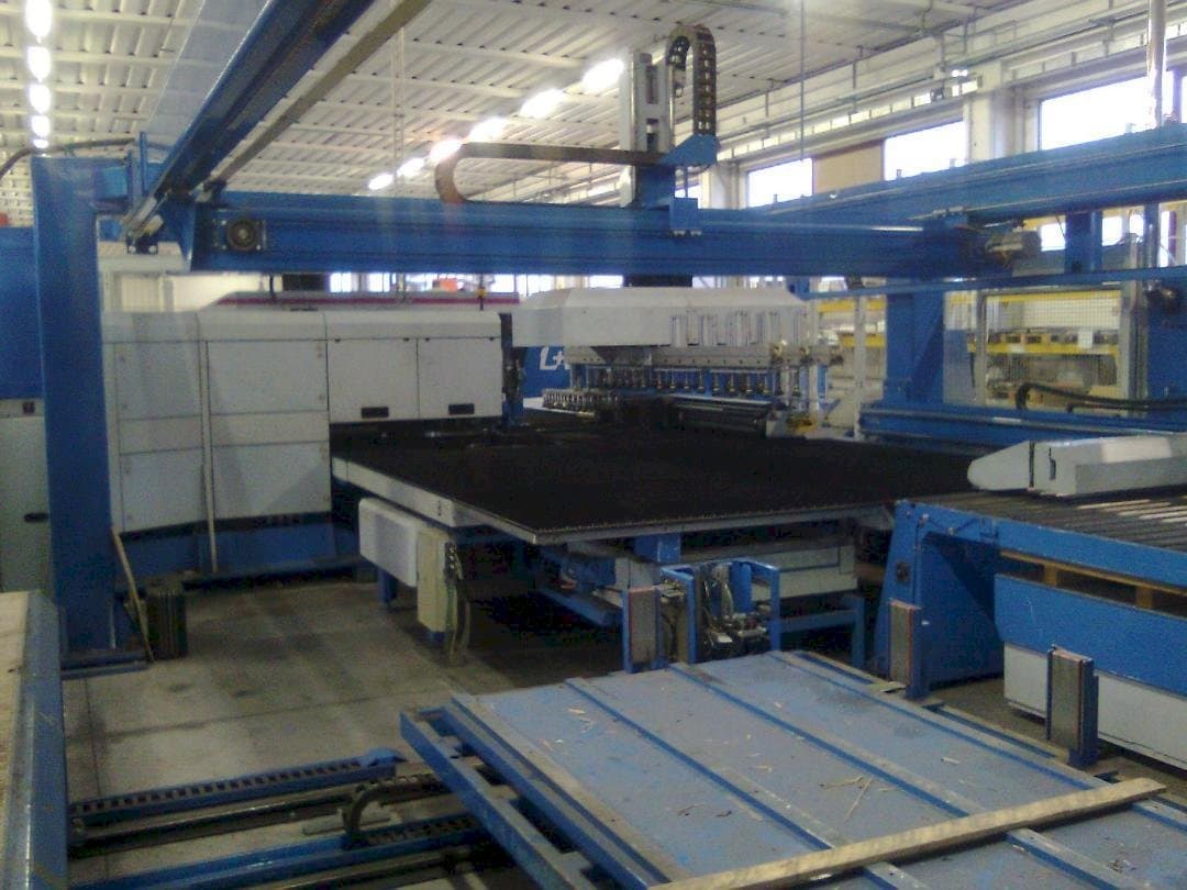 Vista Frontal  da Finn-Power LP6  máquina