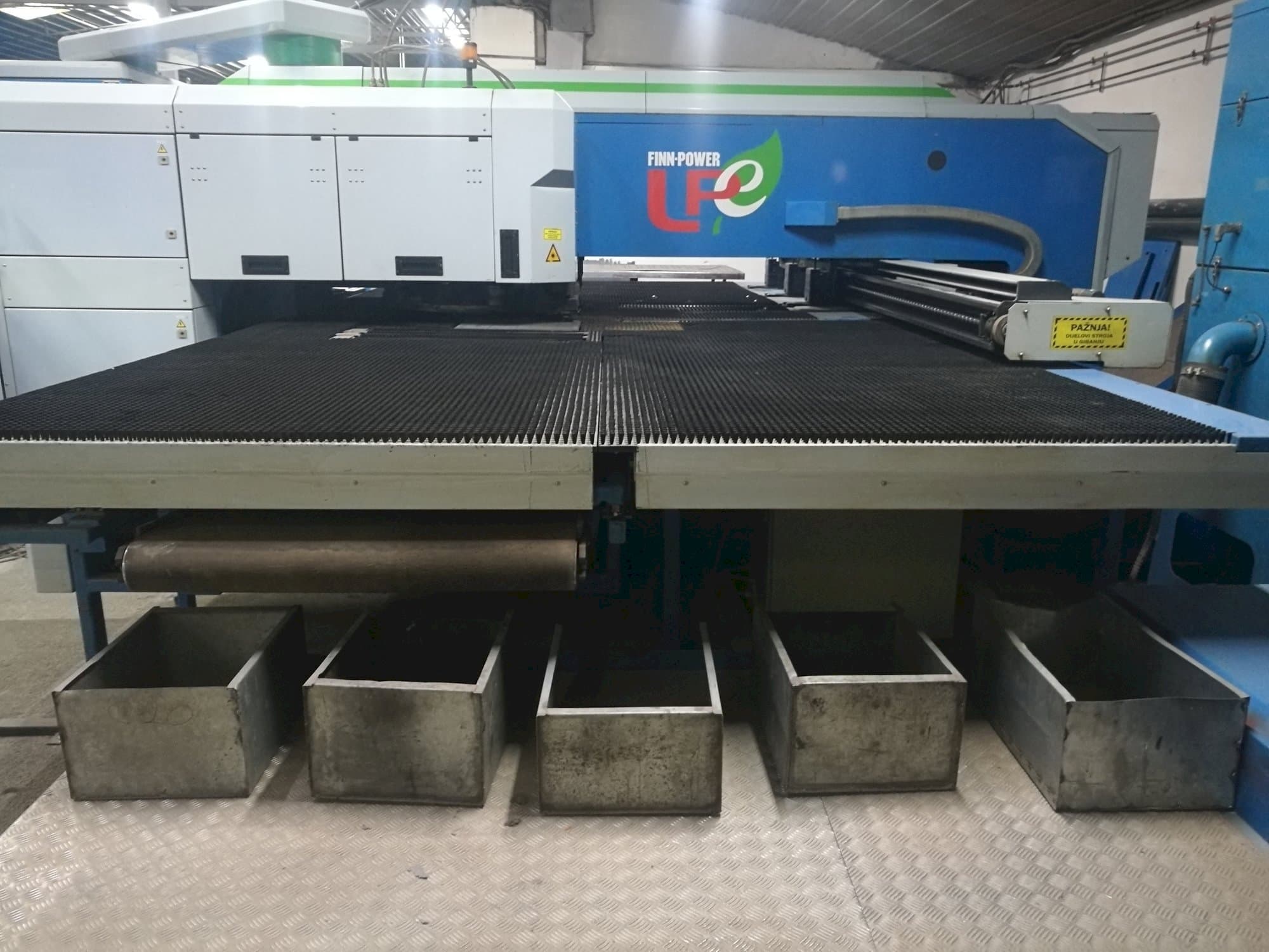 Vista Frontal da Finn-Power LPE5 SWUH máquina