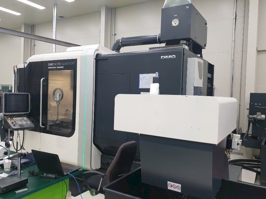 Vista Frontal da DMG Deckel Maho DMC 60 FD duoBLOCK máquina