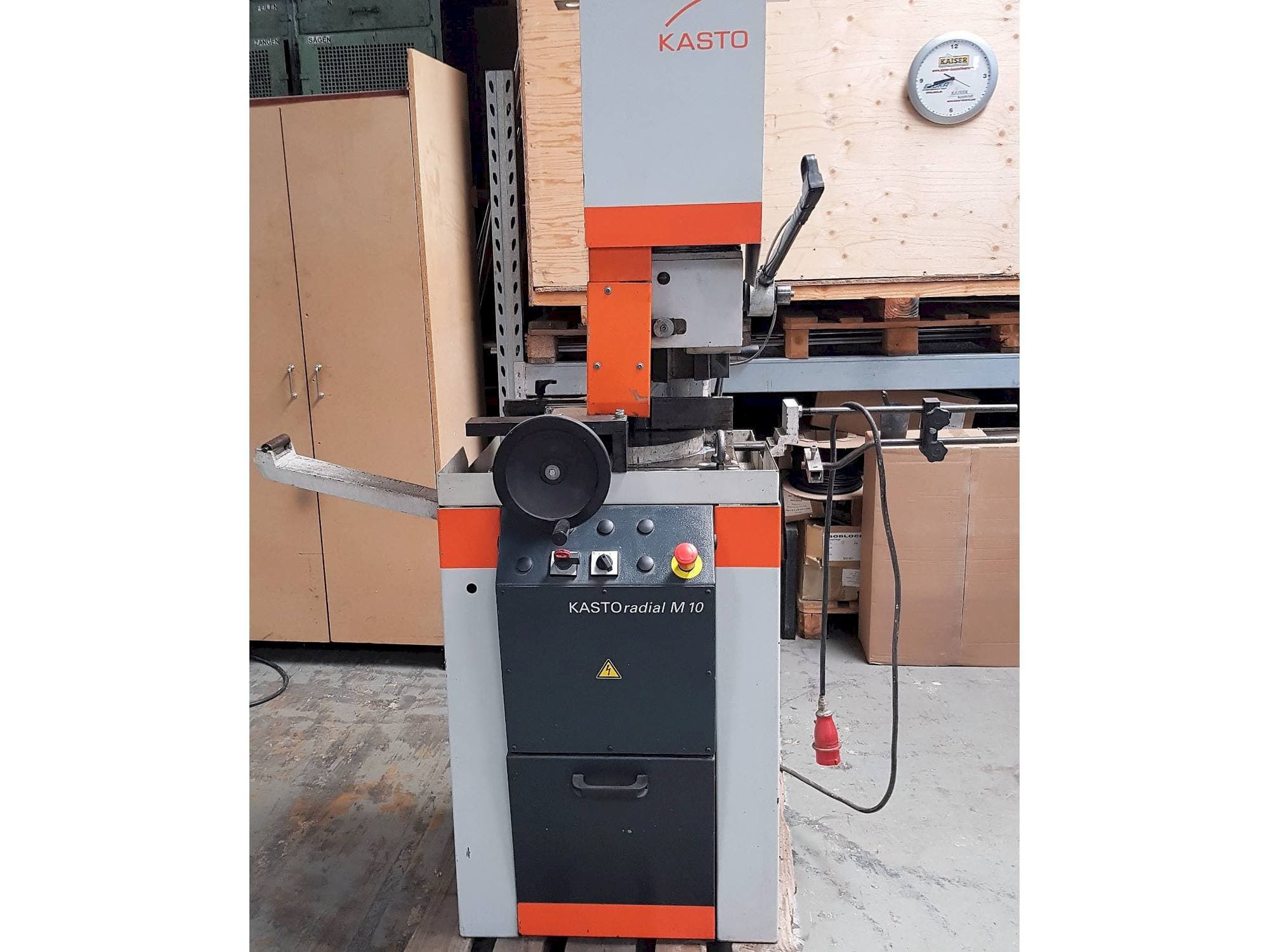 Vista Frontal da KASTO Radial M 10 máquina