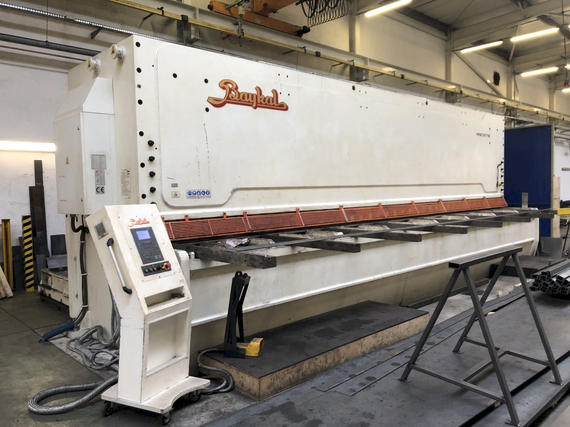 Vista Frontal da Baykal HNC 8116 máquina