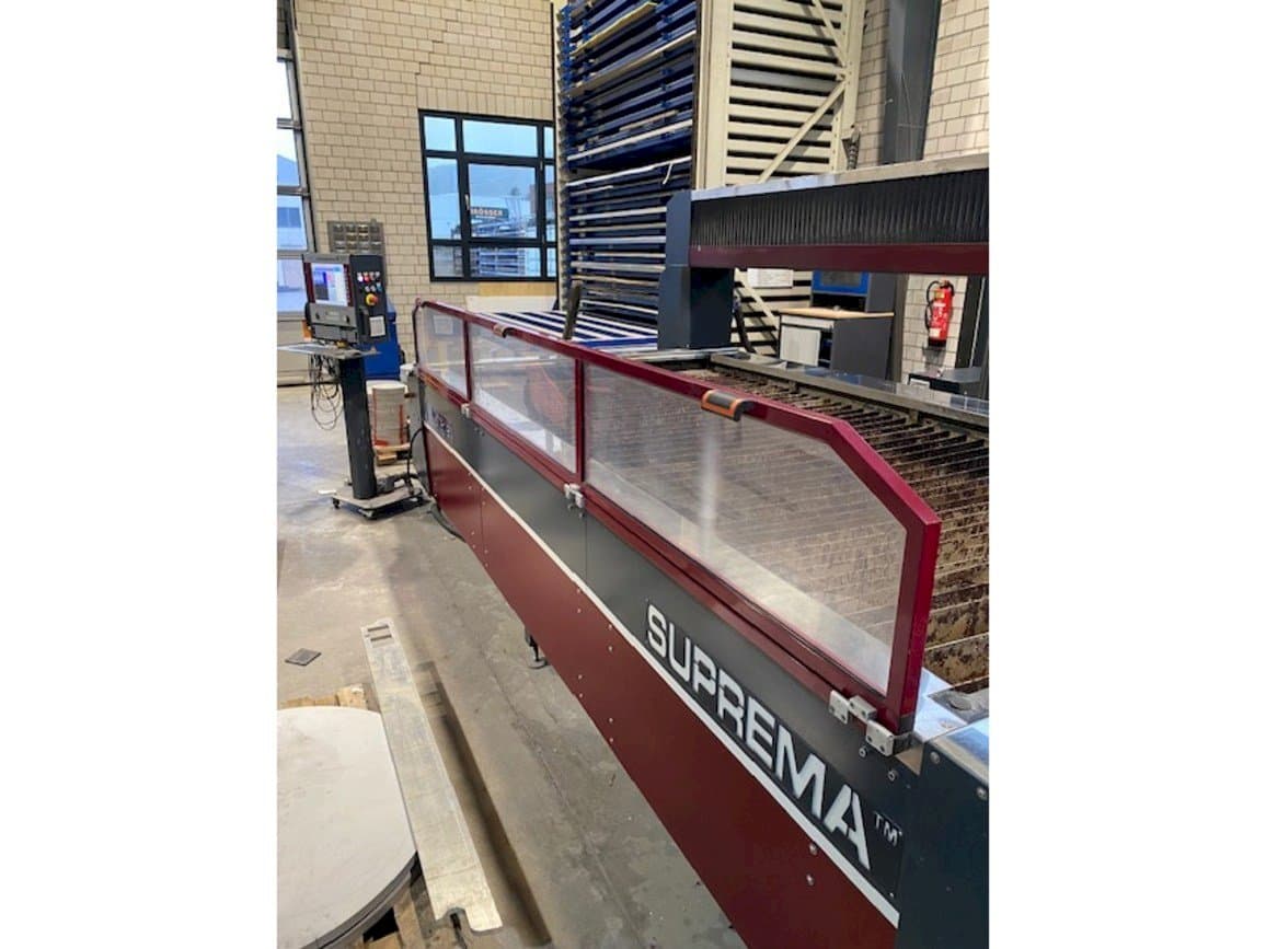 Vista Frontal da Waterjet Italy Suprem máquina