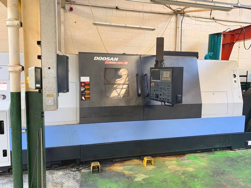 Vista Frontal da Doosan Puma 400LB máquina