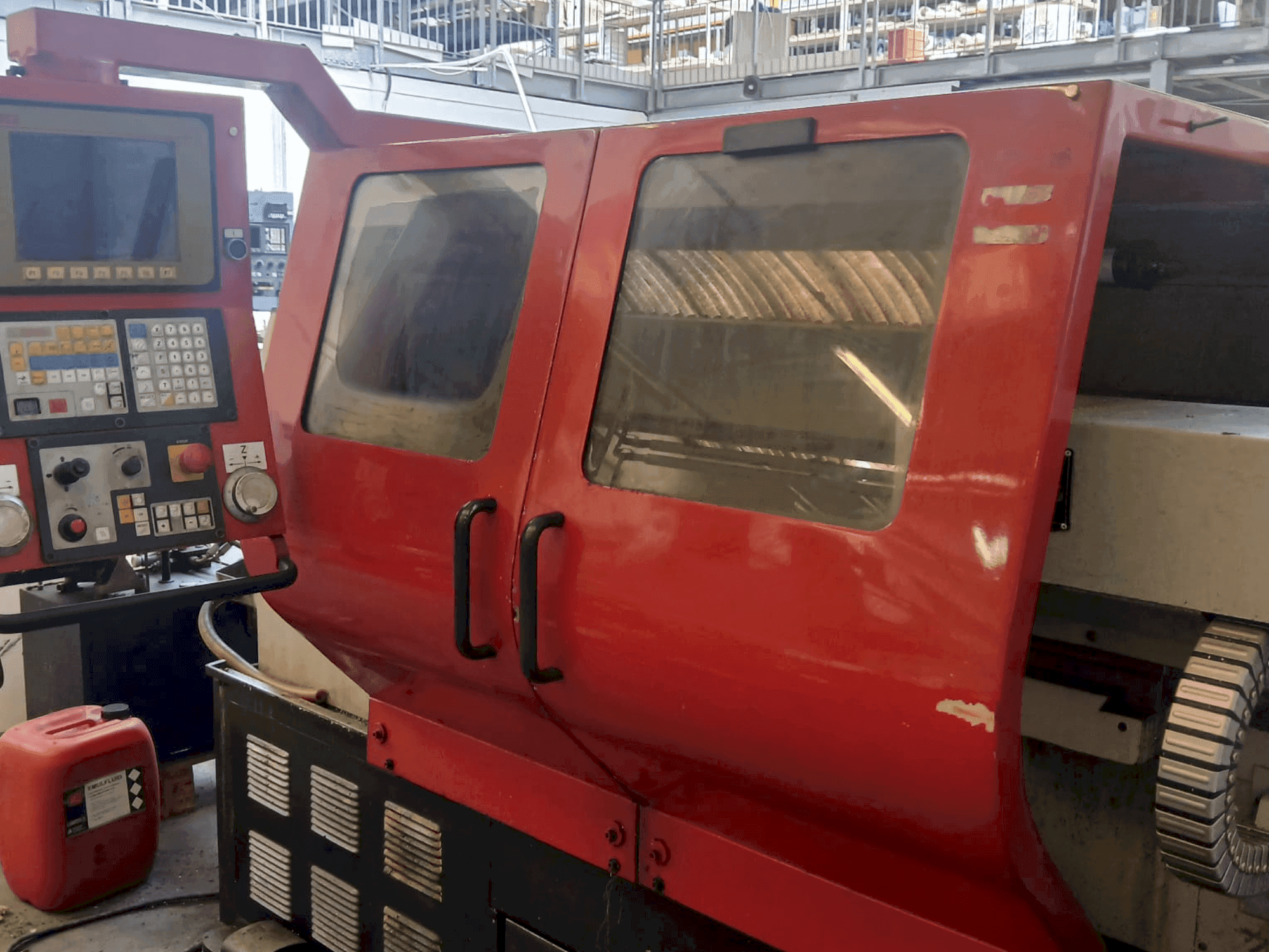 Vista Frontal  da EMCO EMCOMAT-E 200X1000  máquina