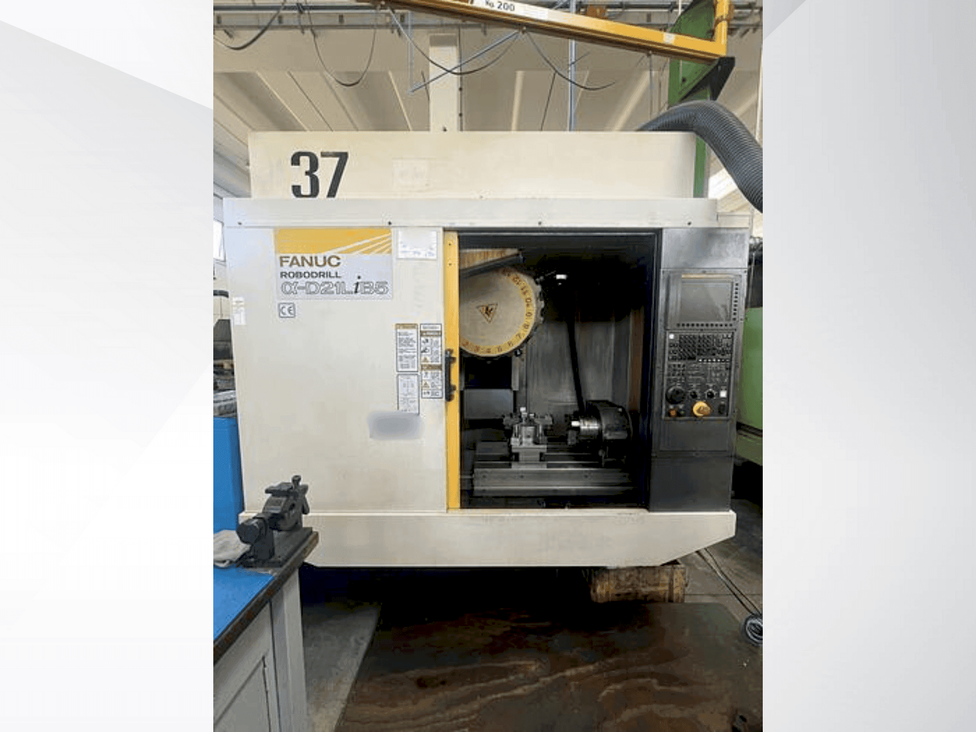 Vista Frontal da FANUC Robodrill Alpha-D21LiB5 máquina