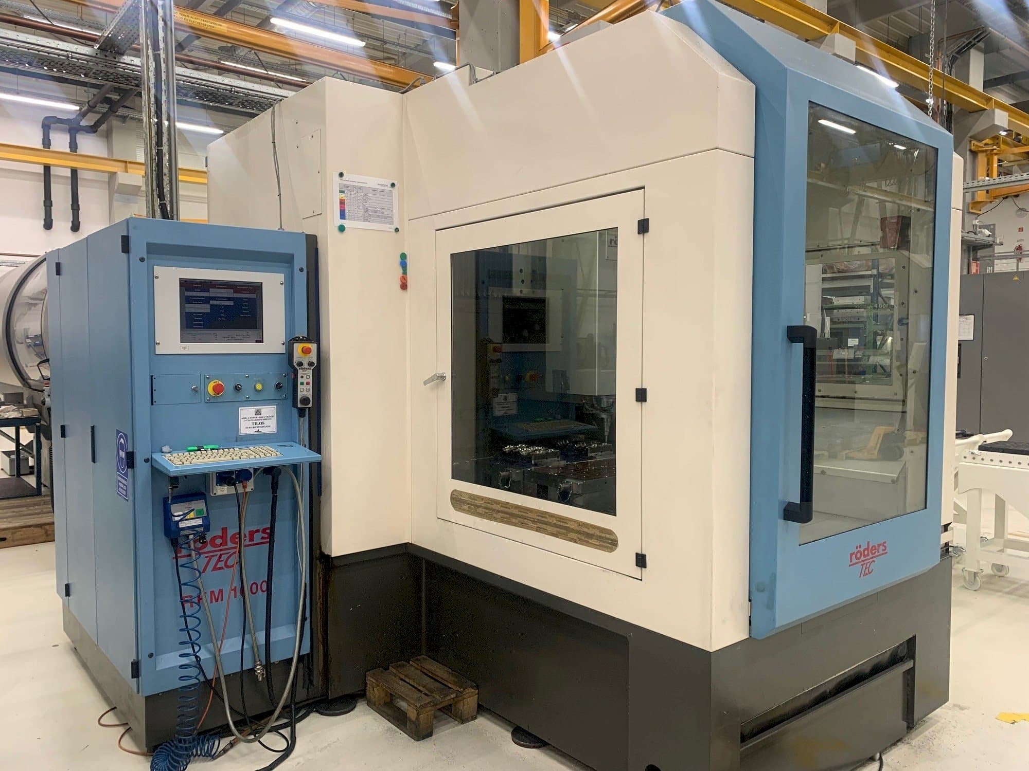 Vista Frontal da Roders RFM 1000-2 máquina