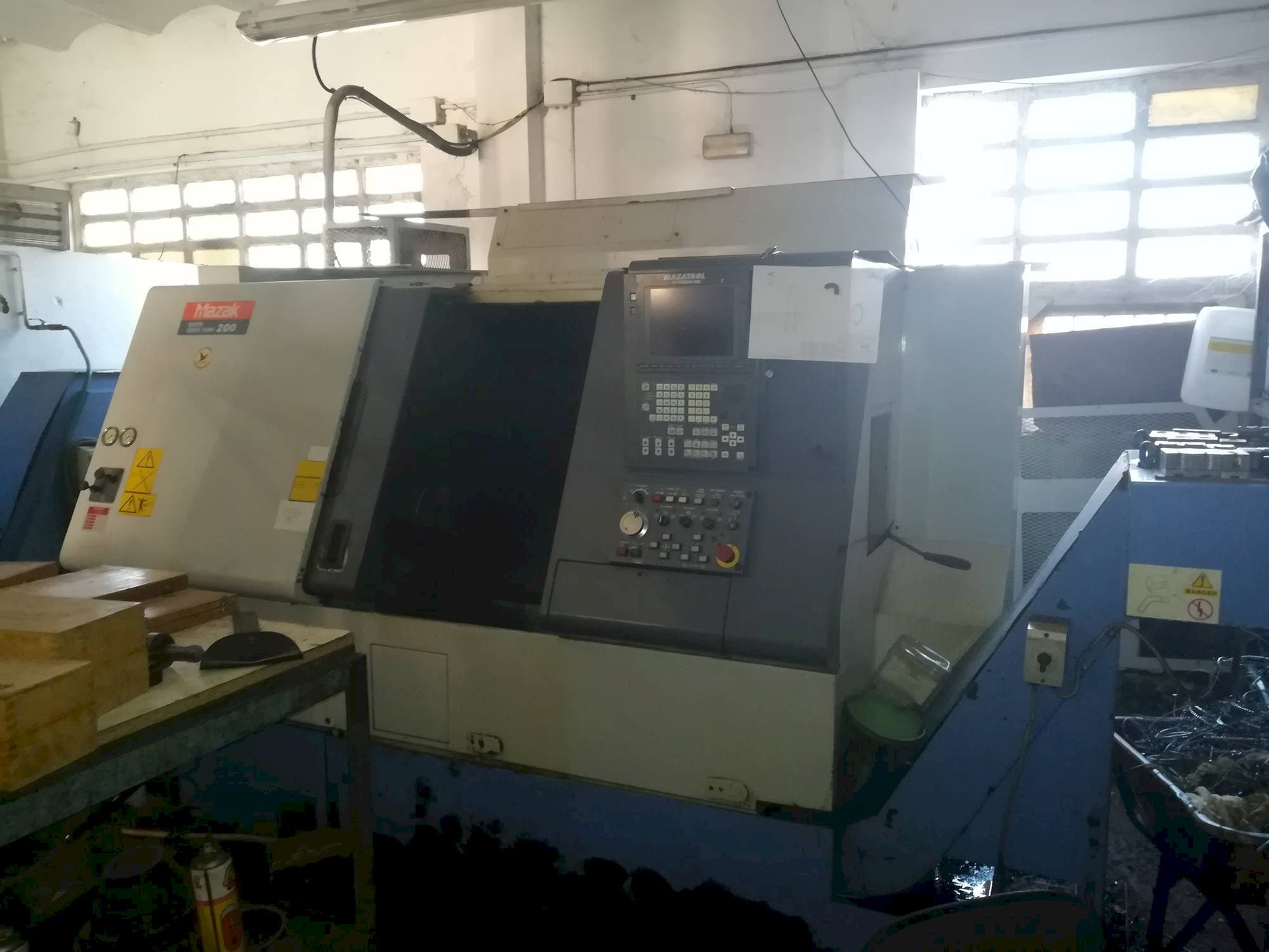 Vista Frontal  da Mazak Super Quick Turn 200  máquina