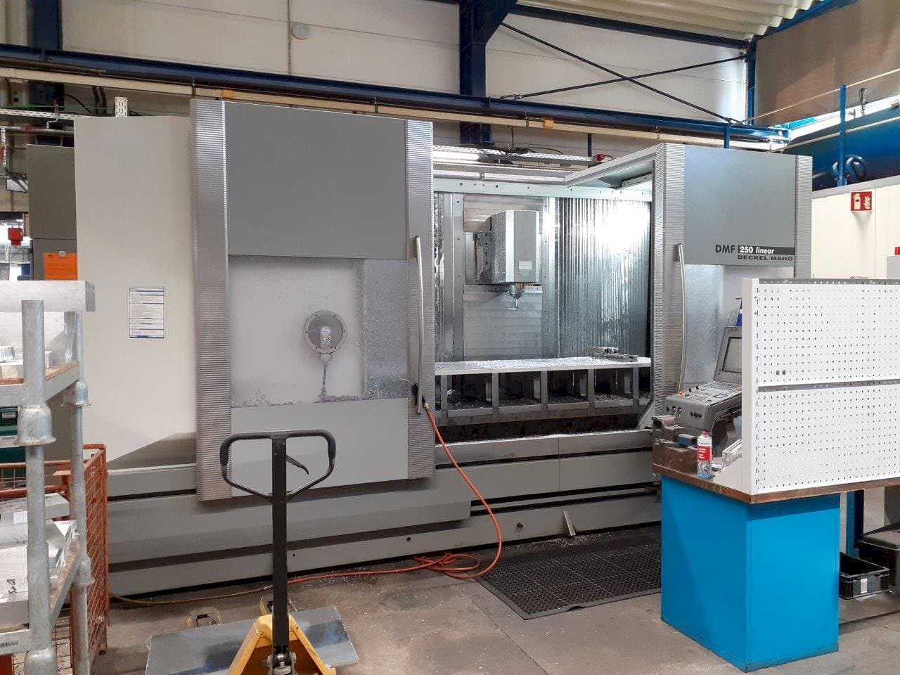 Vista Frontal da DMG MORI DMF 250 máquina