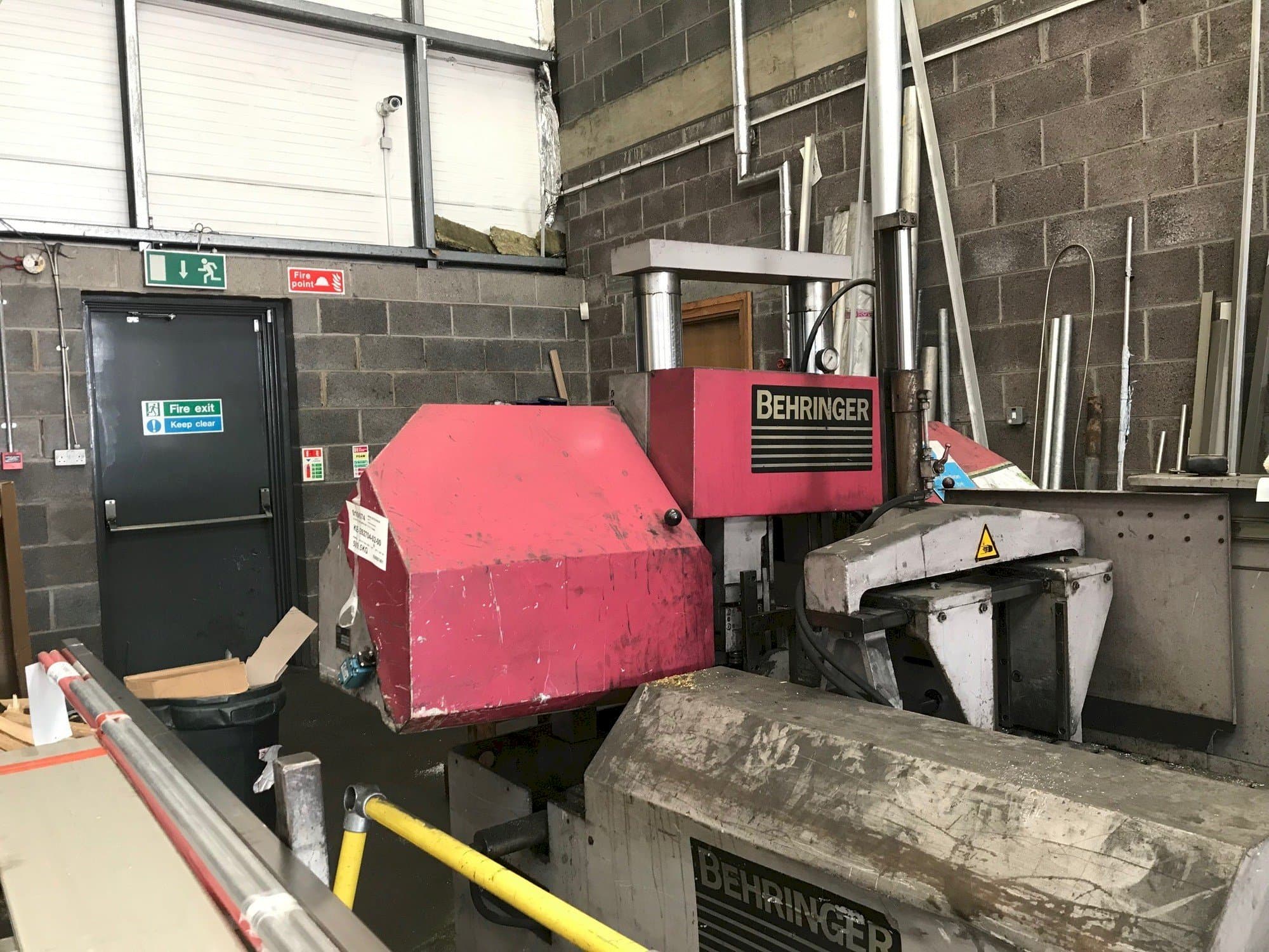 Vista Frontal da Behringer HBP303A máquina