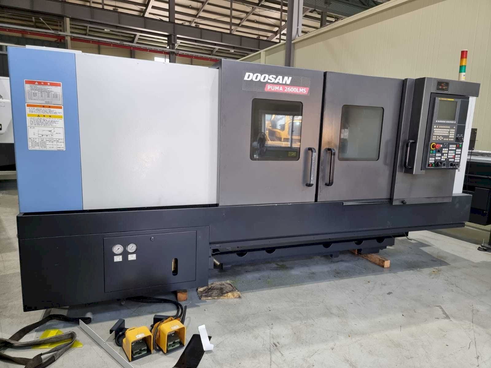 Vista Frontal da Doosan PUMA 2600LMS máquina