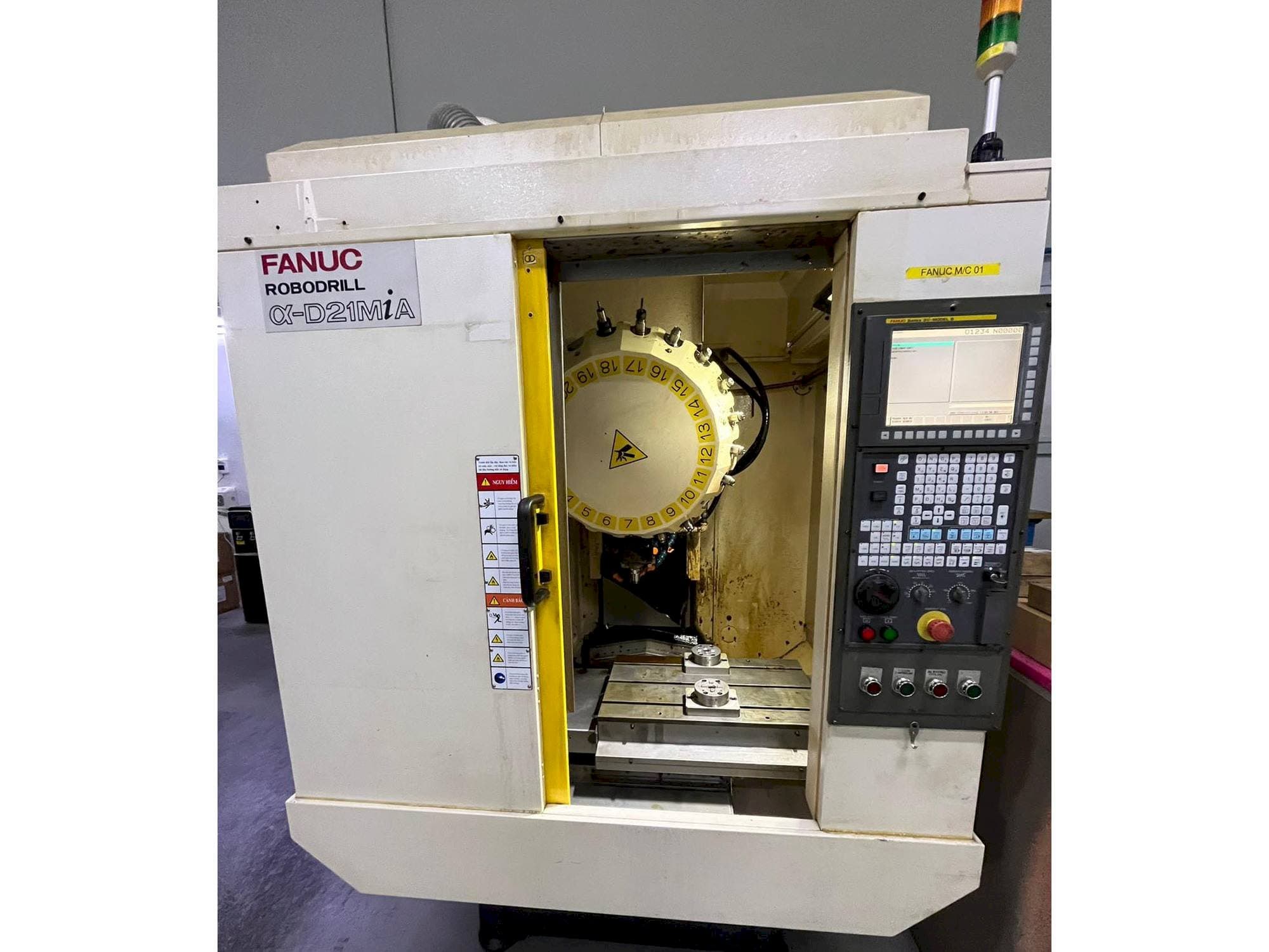 Vista Frontal da FANUC ROBODRILL A-D21MiA máquina