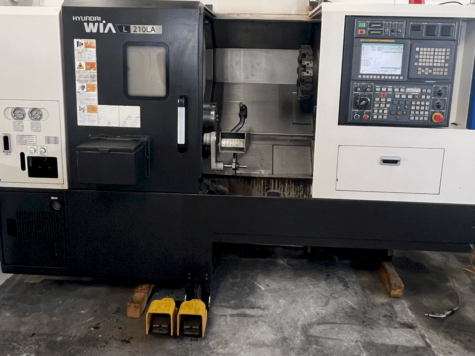 Vista Frontal da HYUNDAI KIA L 210LA máquina