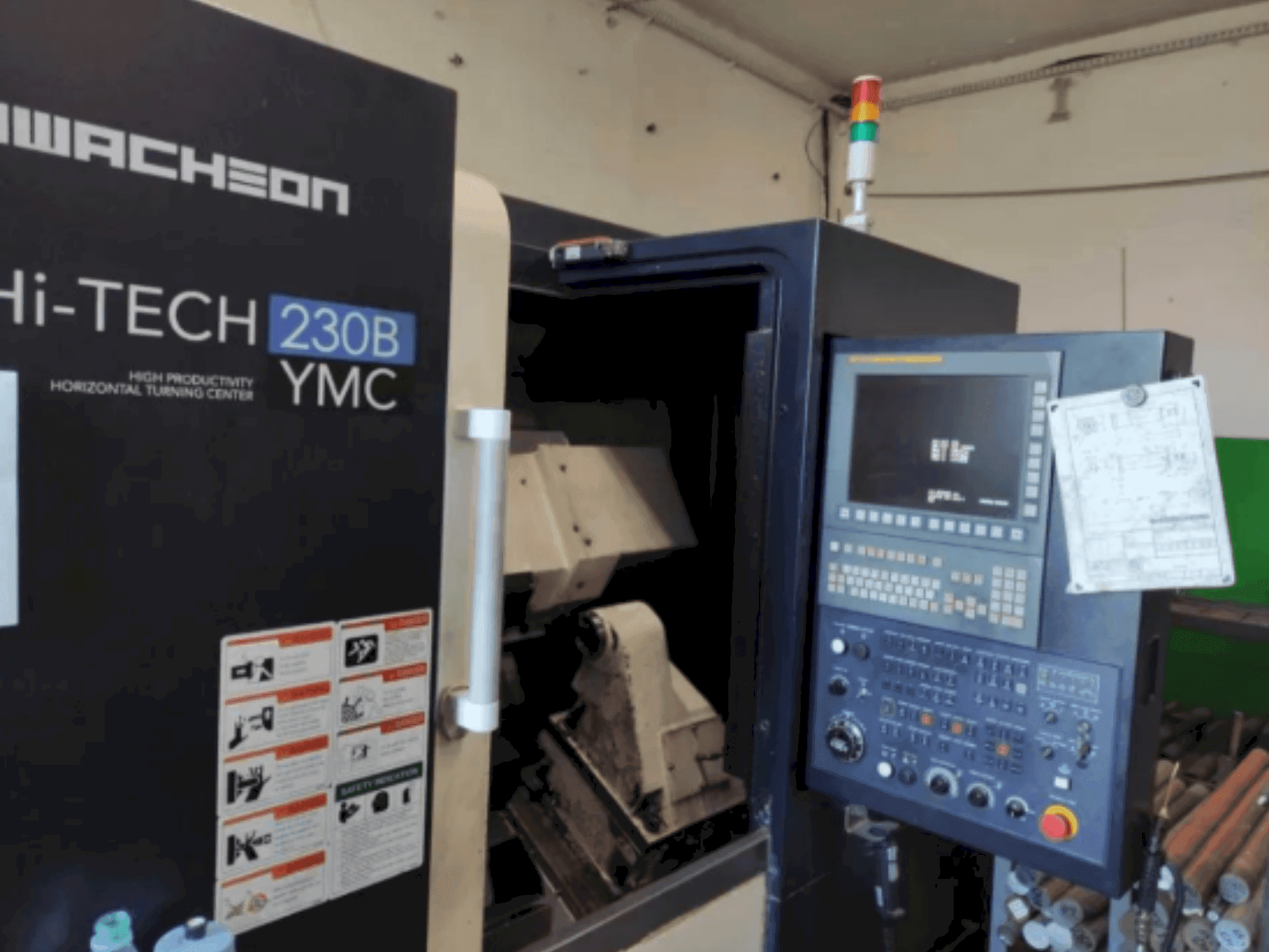 Vista Frontal  da HWACHEON HI-TECH 230B YMC  máquina