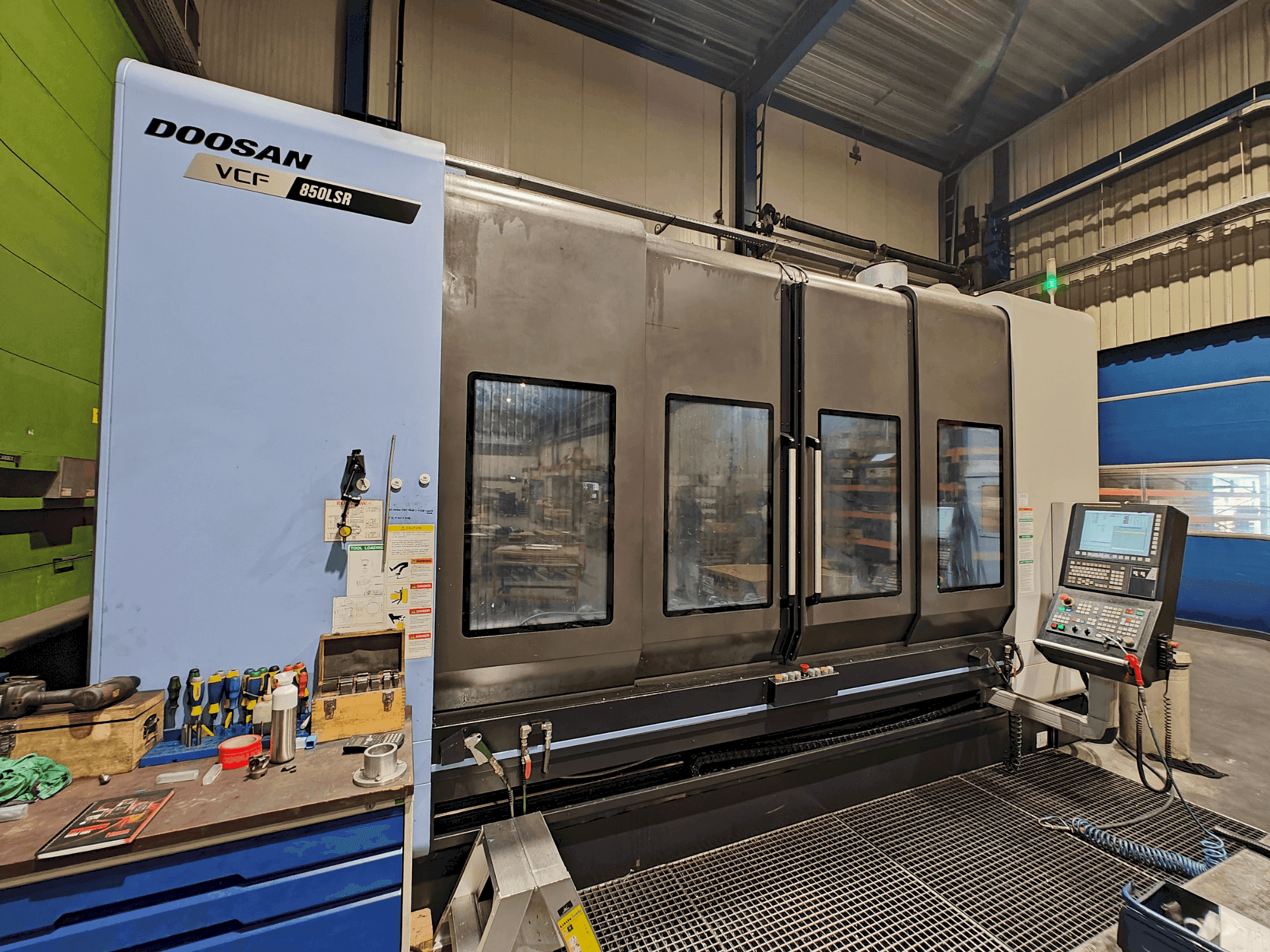 Vista Frontal da DOOSAN VCF 850 LSR máquina