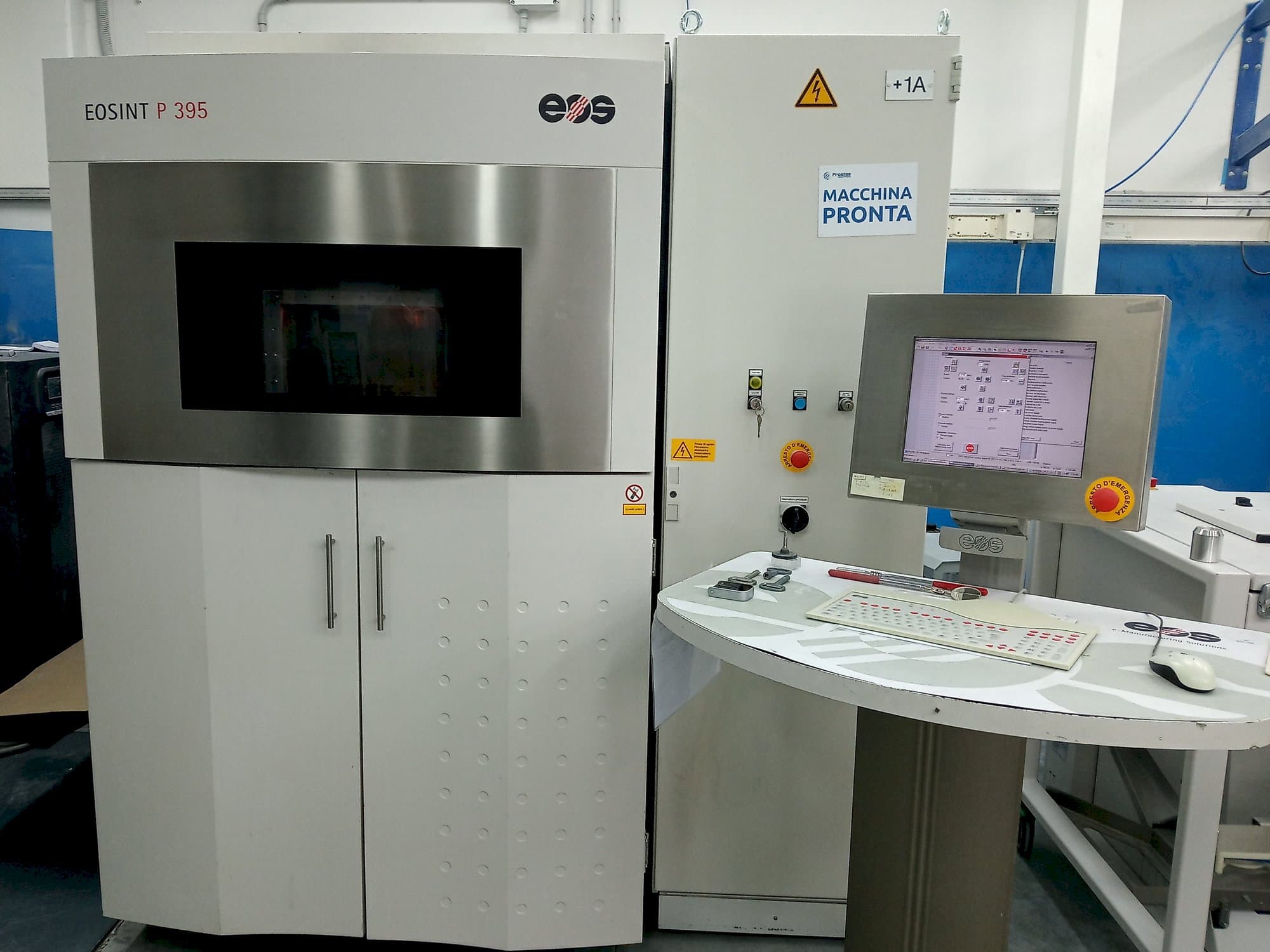 Vista Frontal  da EOS Eosint P395  máquina